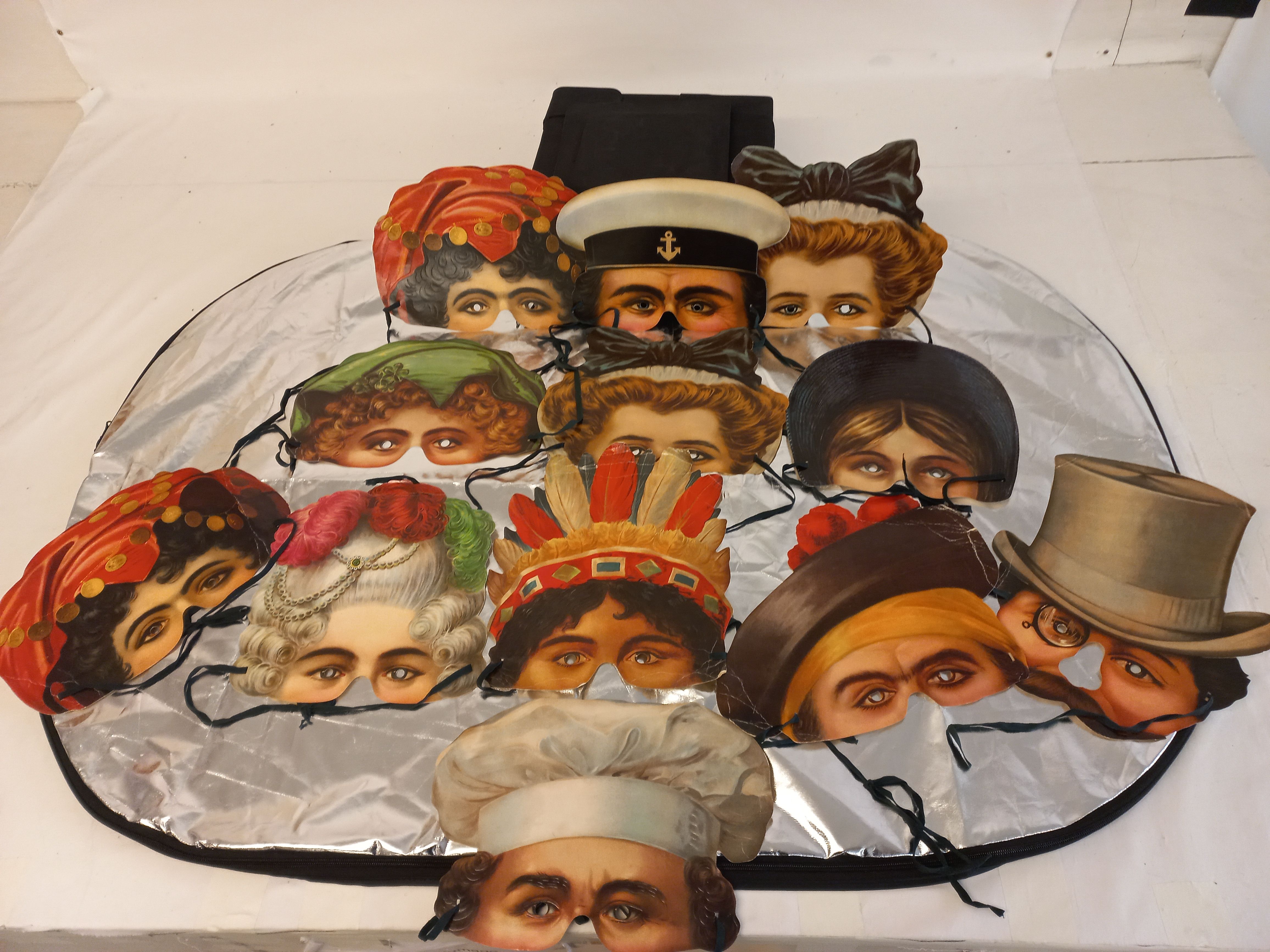 Lot de 12 masques de carnaval avec des cordons france Très bon état - Vue 2 - 