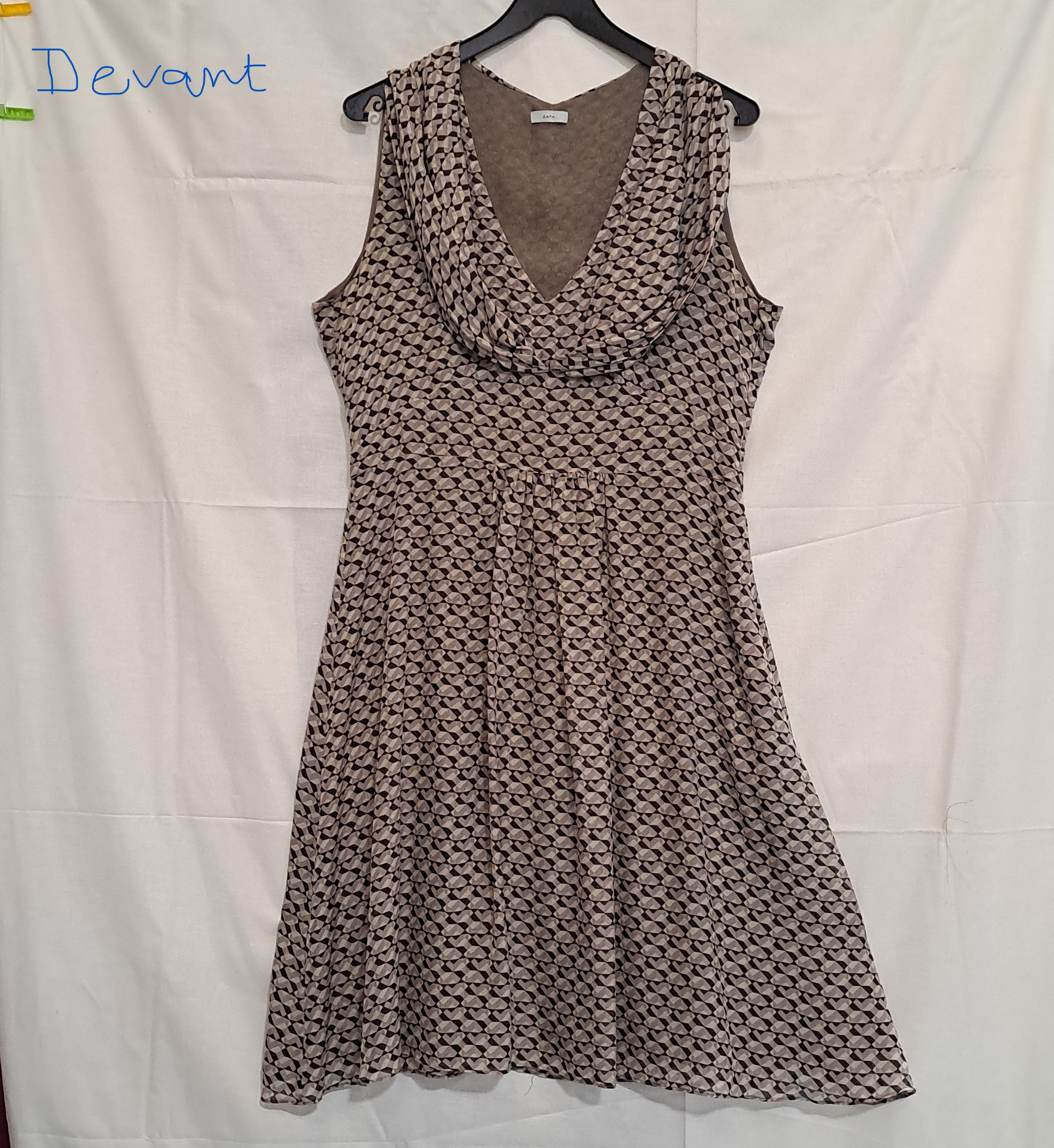 Voir photo 2 de Robe en soie ZAPA T38 à motifs géométriques noir, taupe et marron Robe en soie ZAPA T38 à motifs géométriques noir, taupe et marron Très bon état - Vue 2 -