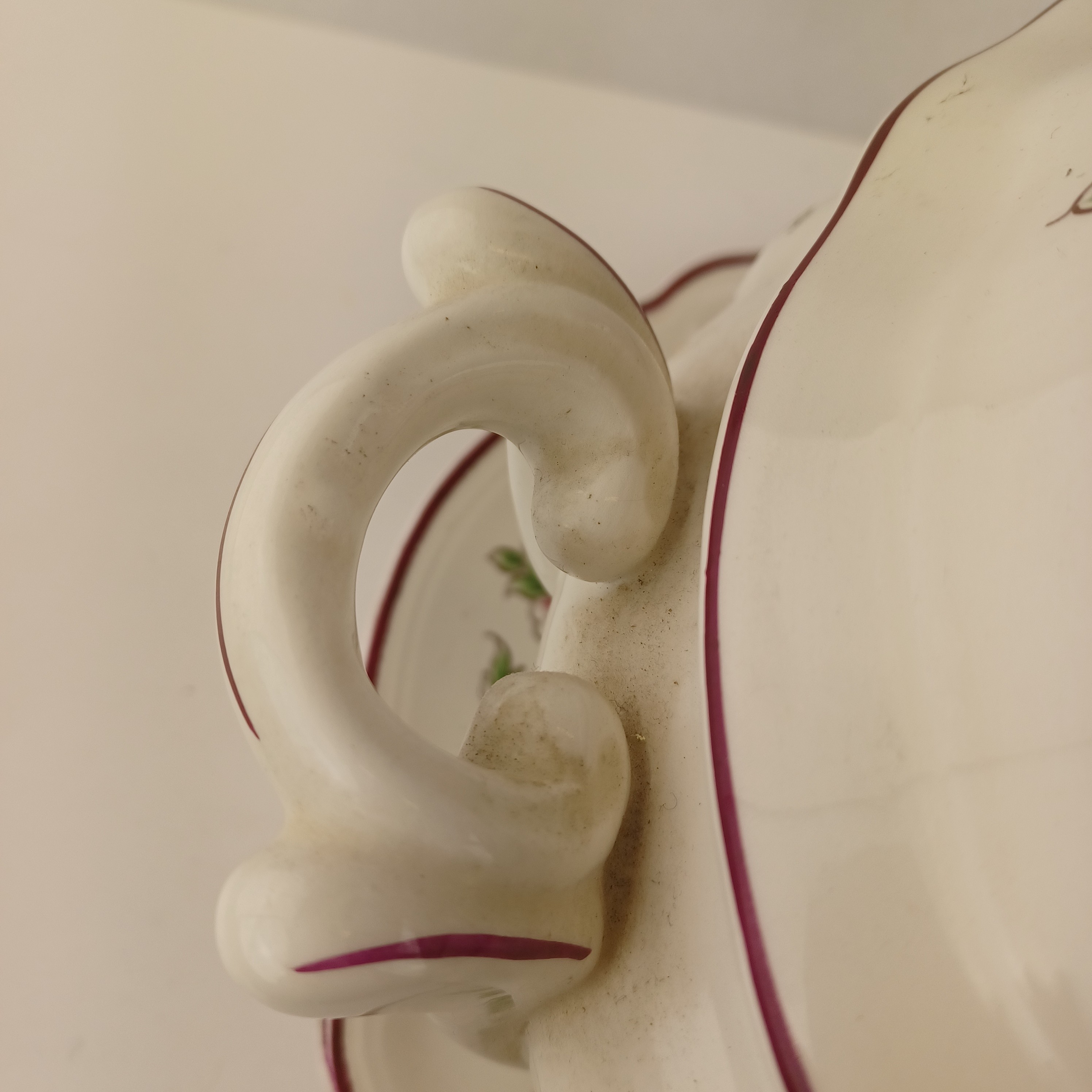 Voir photo 3 de Soupière de porcelaine avec fleurs rouges Soupière de porcelaine avec fleurs rouges Très bon état - Vue 3 -