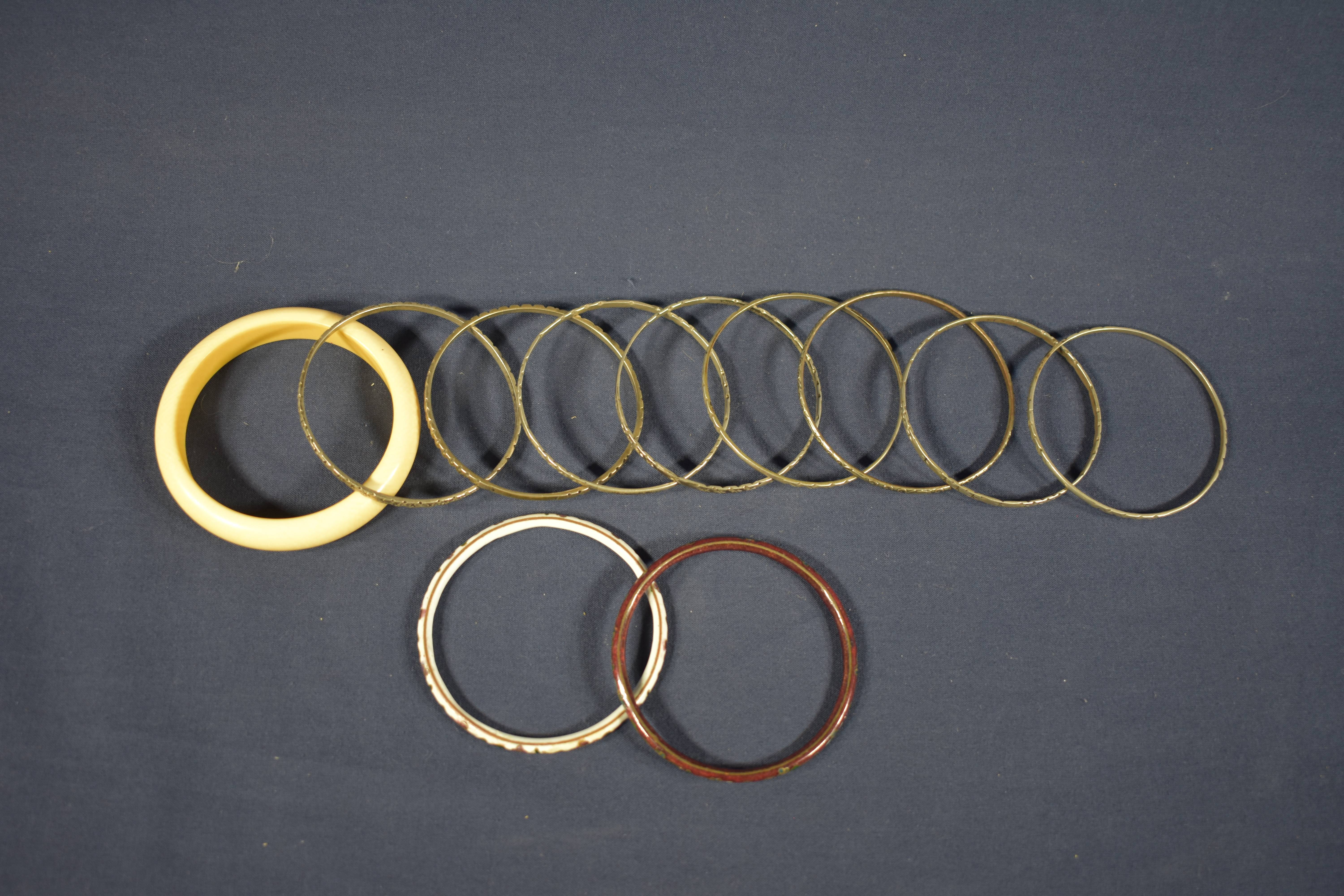 Lot de bracelets (1 semainier + 1 en os + 2 émaillés) Bon état - Vue 3 - 