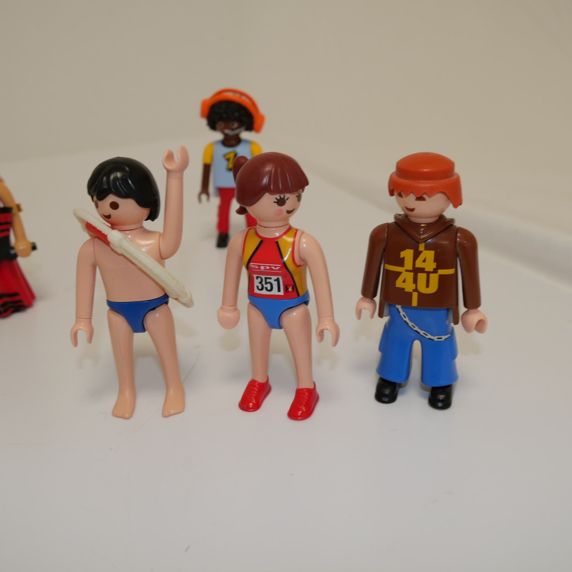 Voir photo 3 de Lot de 17 personnages Playmobil GEOBRA Lot de 17 personnages Playmobil GEOBRA Bon état - Vue 3 -