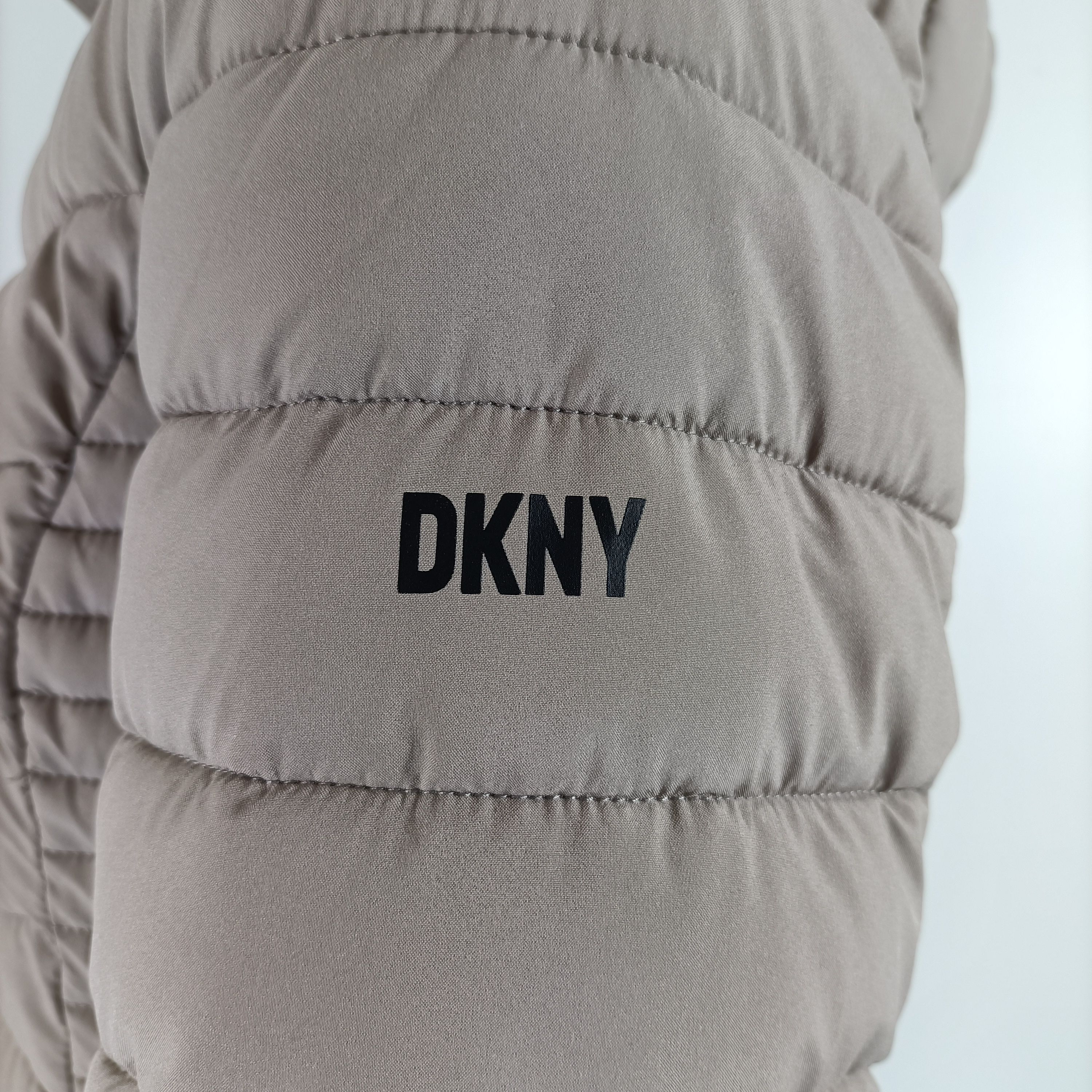 Doudoune beige DKNY Donna Karan New York à capuche, coupe mi-longue légère et chaude, logo dos, taille S  - Vue 10 - 