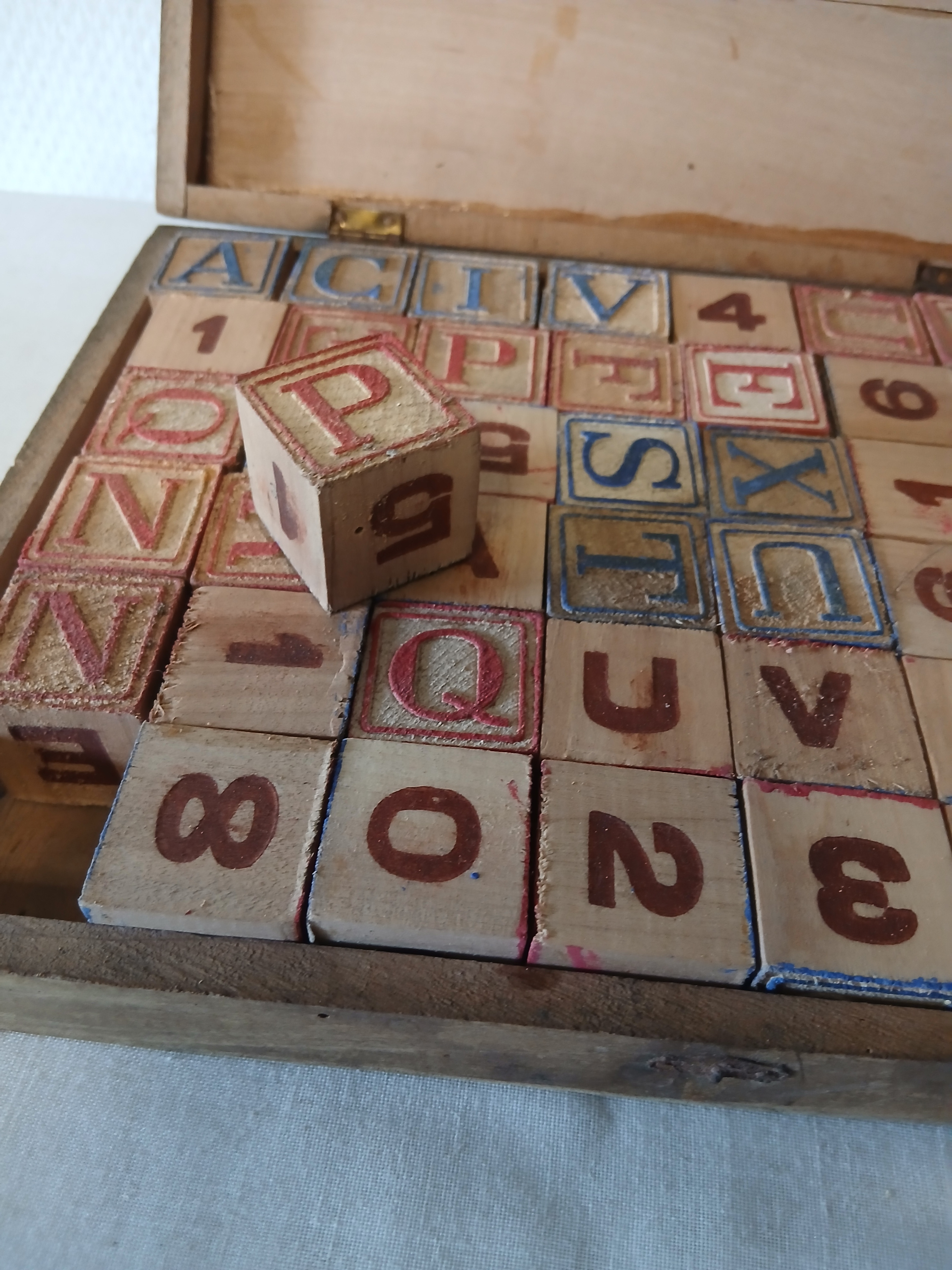 Ancien jeu de cubes alphabétique en bois (lettres et chiffres) Bon état - Vue 3 - 