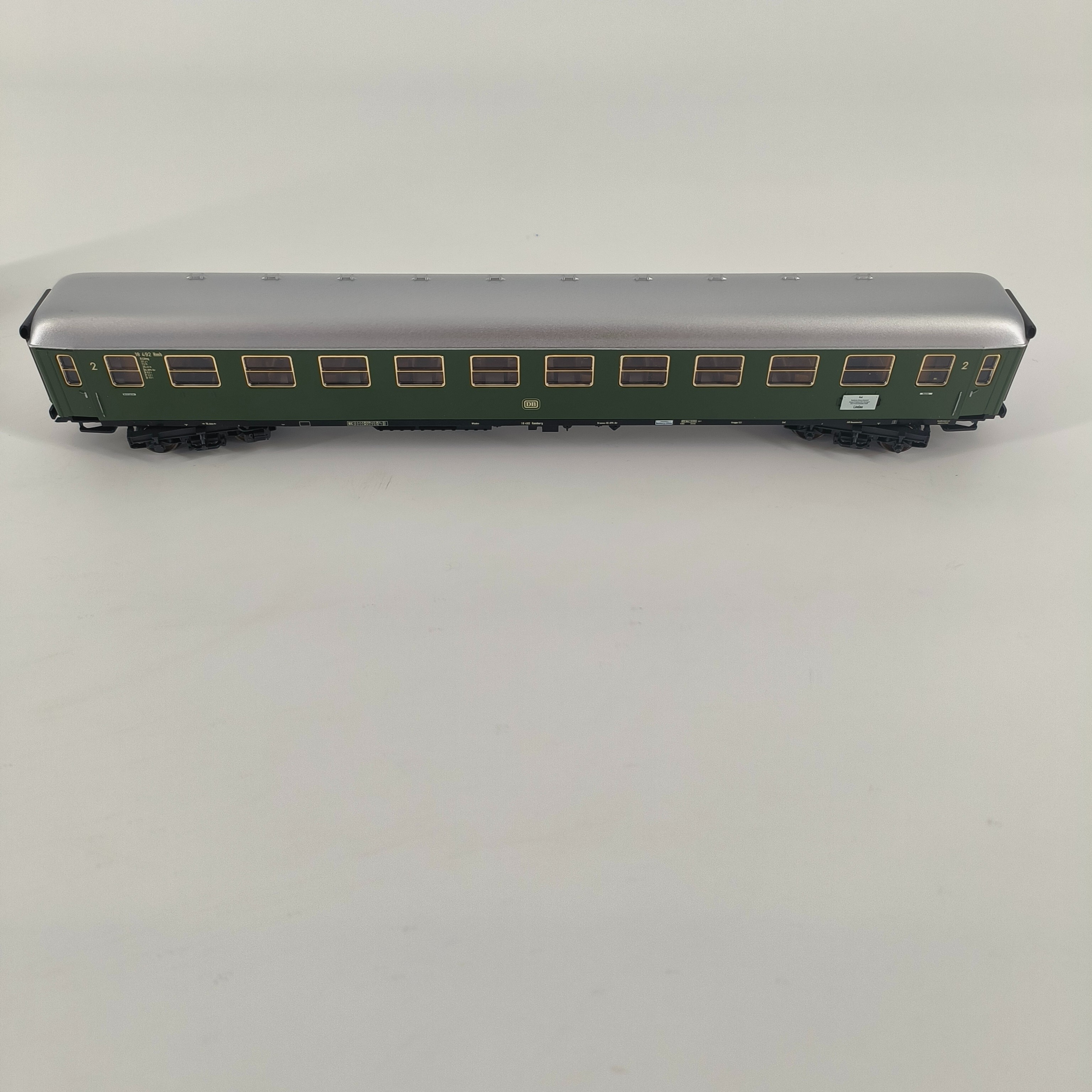 Voir photo 6 de Lot de deux wagons voyageurs-1ere et 2eme classe-ferroviaire-Marklin-HO Lot de deux wagons voyageurs-1ere et 2eme classe-ferroviaire-Marklin-HO Très bon état - Vue 6 -