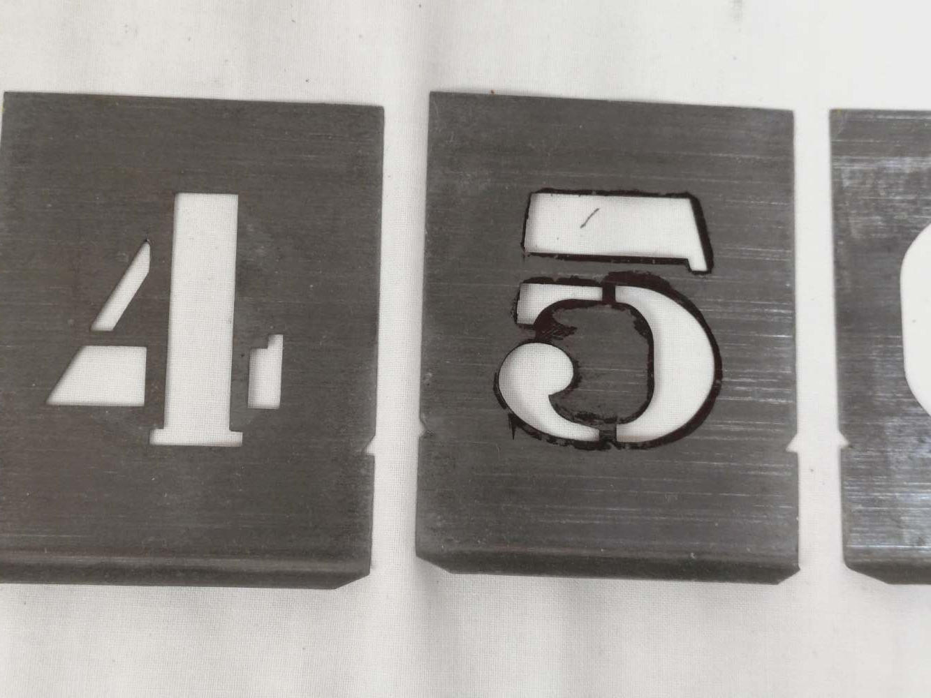 Pochoirs ancien alphabet en deux taillestaille et chiffres en zinc, complet. Bon état - Vue 8 - 