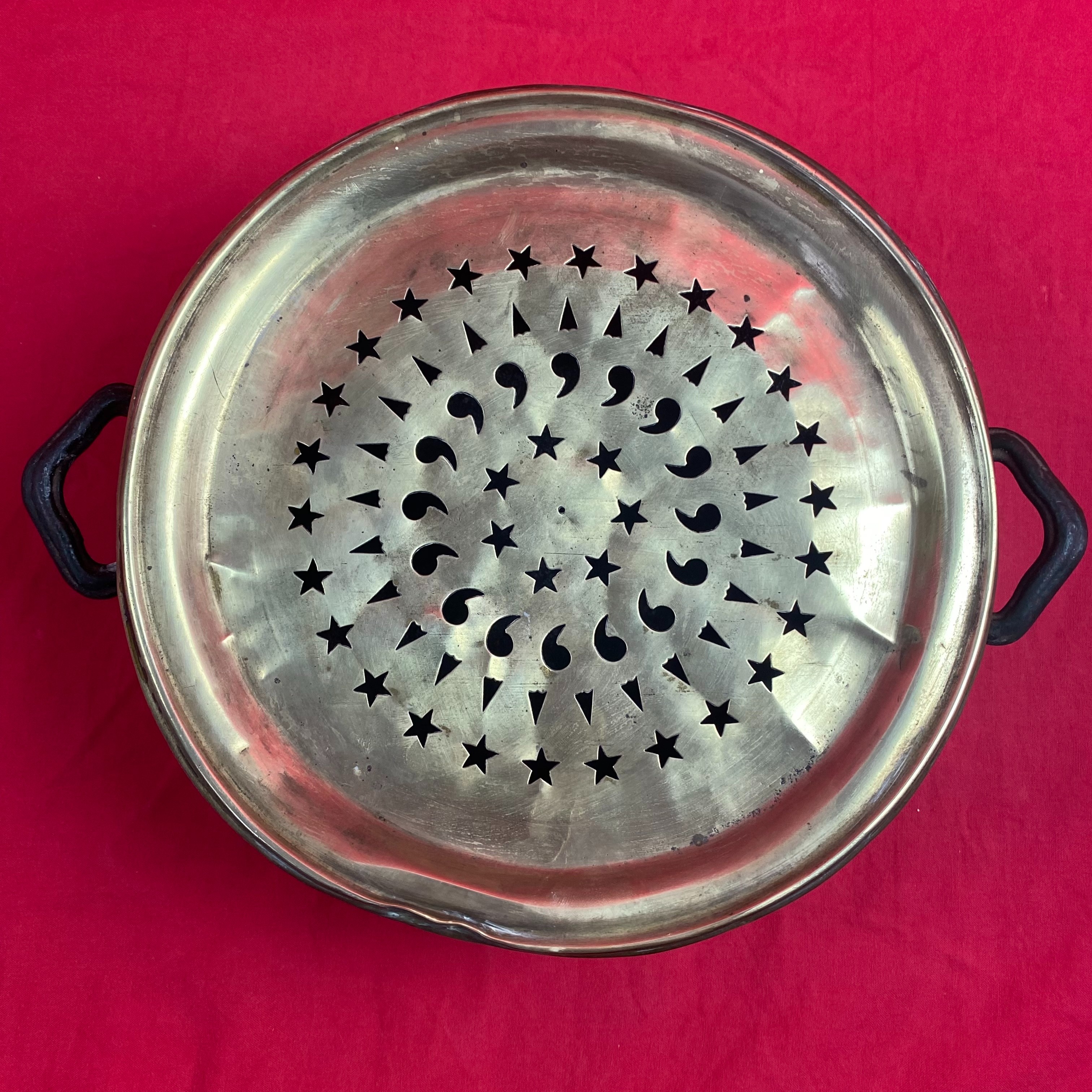 Chauffe-plat de table ancien en laiton ajouré - Fin XIXe/Début XXe  - Vue 5 - 