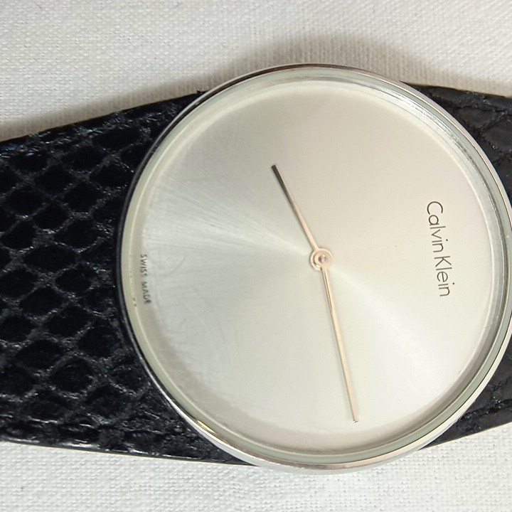 Voir photo 4 de Montre quartz femme "Calvin Klein" d'occasion Montre quartz femme "Calvin Klein" d'occasion État correct - Vue 4 -