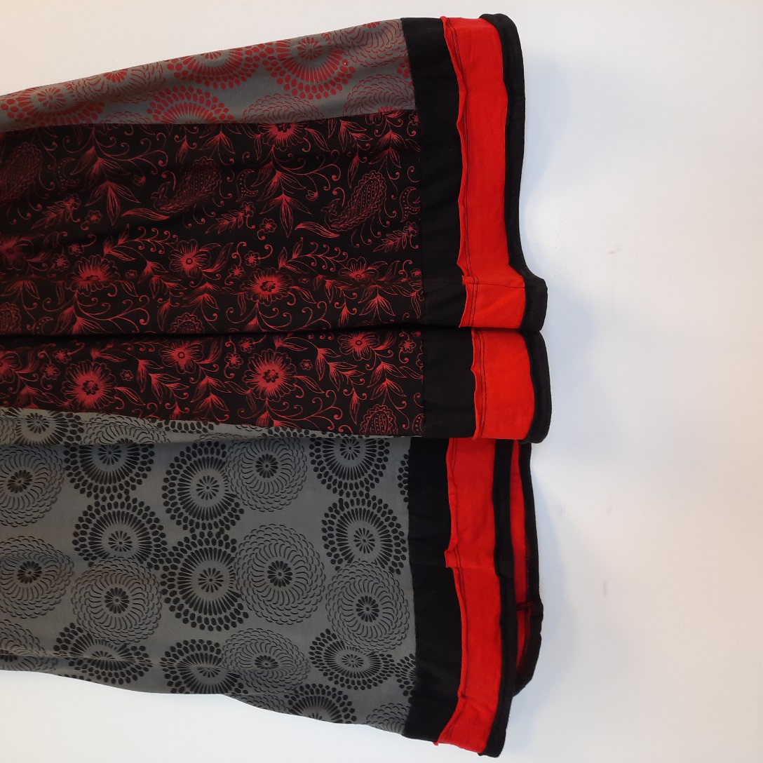 Jupe fantaisie à panneaux imprimés noir, gris, rouge T M/L Très bon état - Vue 5 - 
