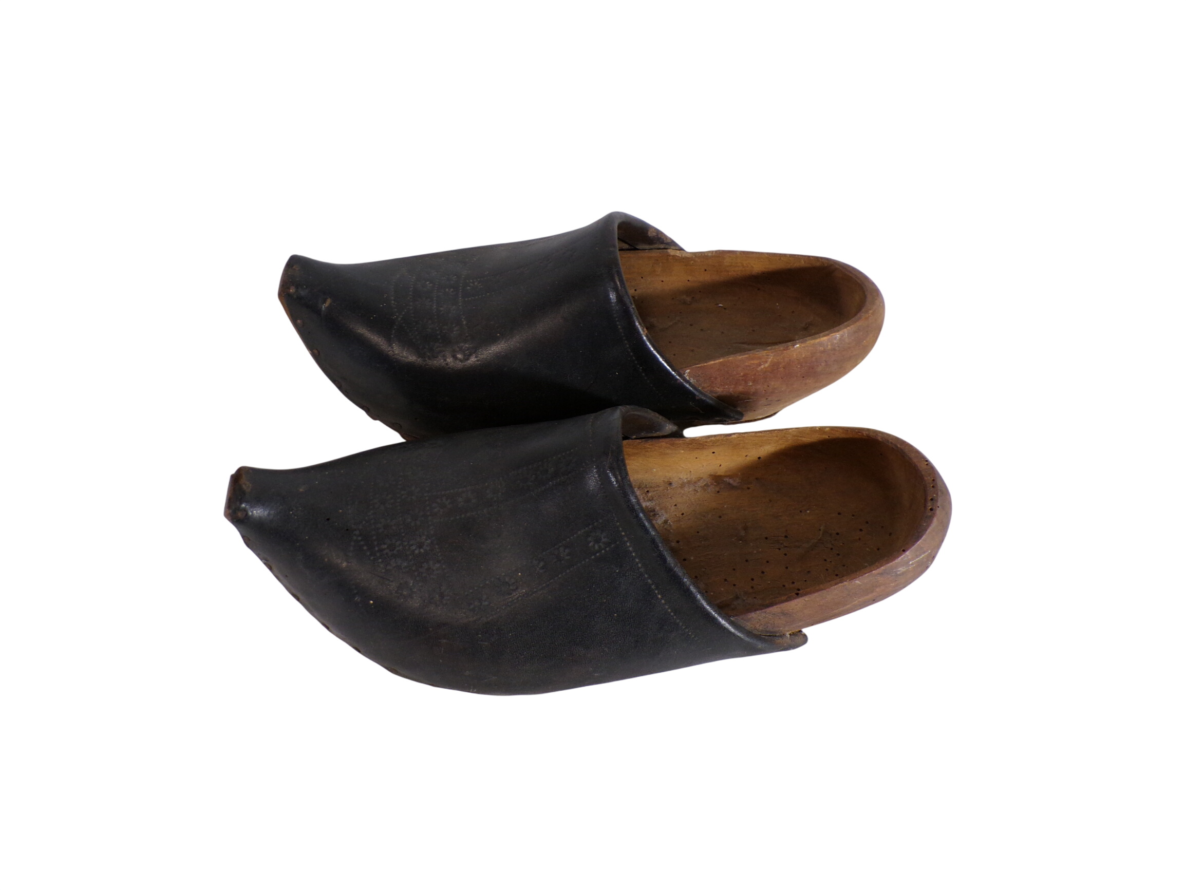 Une paire de sabots à dessus cuir État correct -  reconditionné disponible sur Label Emmaüs