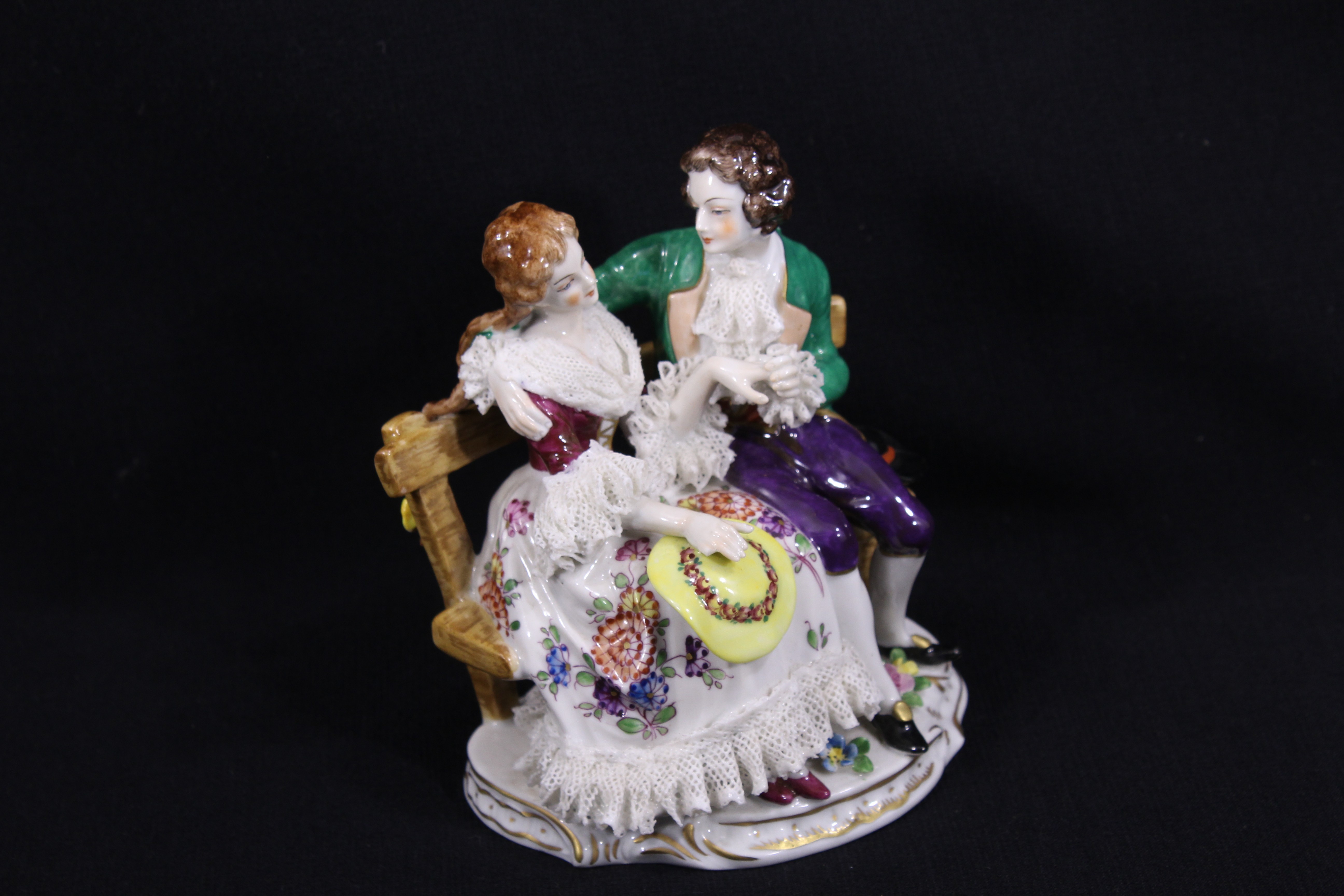 Voir photo 2 de Figurine en porcelaine saxo / Coupe - Signée Rudolstadt-Volkstedt XXᵉ Figurine en porcelaine saxo / Coupe - Signée Rudolstadt-Volkstedt XXᵉ Bon état - Vue 2 -