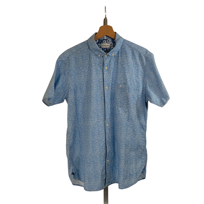 Acheter Chemise homme manches courtes serge blanco bleu clair motifs discrets, doublure fleurie Très bon état - 14,00 € Chemise homme manches courtes serge blanco bleu clair motifs discrets, doublure fleurie Très bon état - reconditionné disponible sur Label Emmaüs