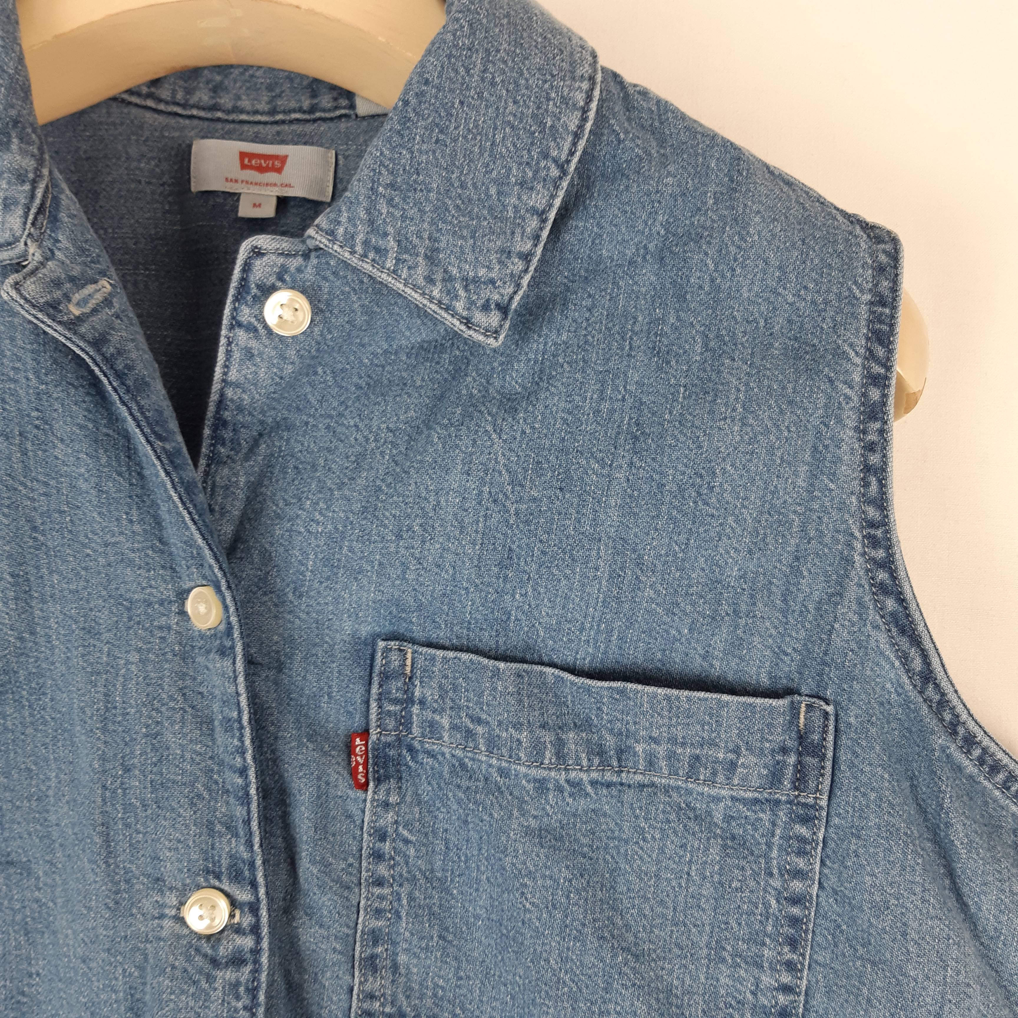Levis - Chemise en jean sans manches à nouer - Taille M mesures Carrure= 36 Poitrine= 52 Longueur= 46 Très bon état - Vue 2 - 
