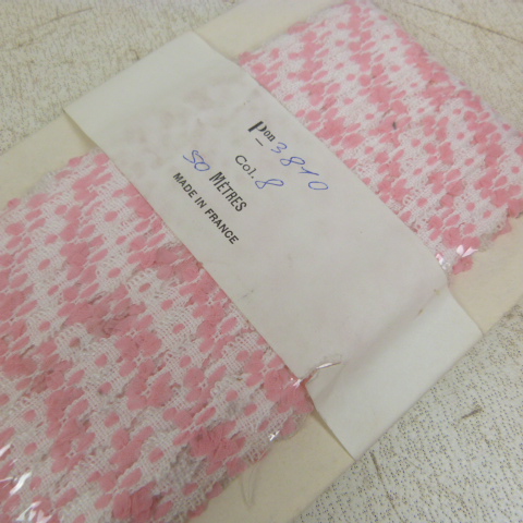 Plaquette de 50 Metres de Galon et 0.8 cm de Largeur Rose et Blanc Comme neuf - Vue 2 - 