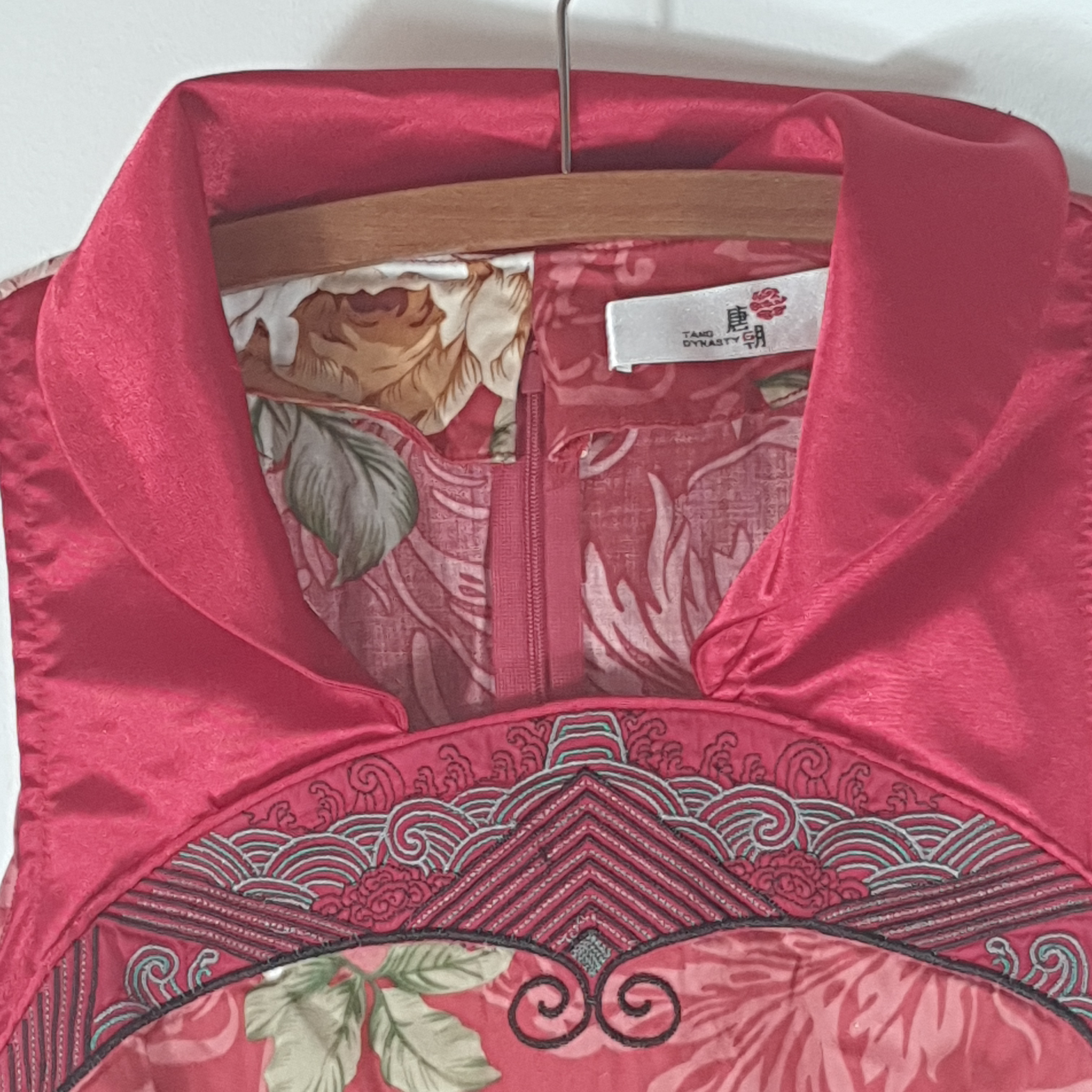 Voir photo 3 de Robe rouge sans manche - Tang Dynasty - 34/36 estimé Robe rouge sans manche - Tang Dynasty - 34/36 estimé État correct - Vue 3 -