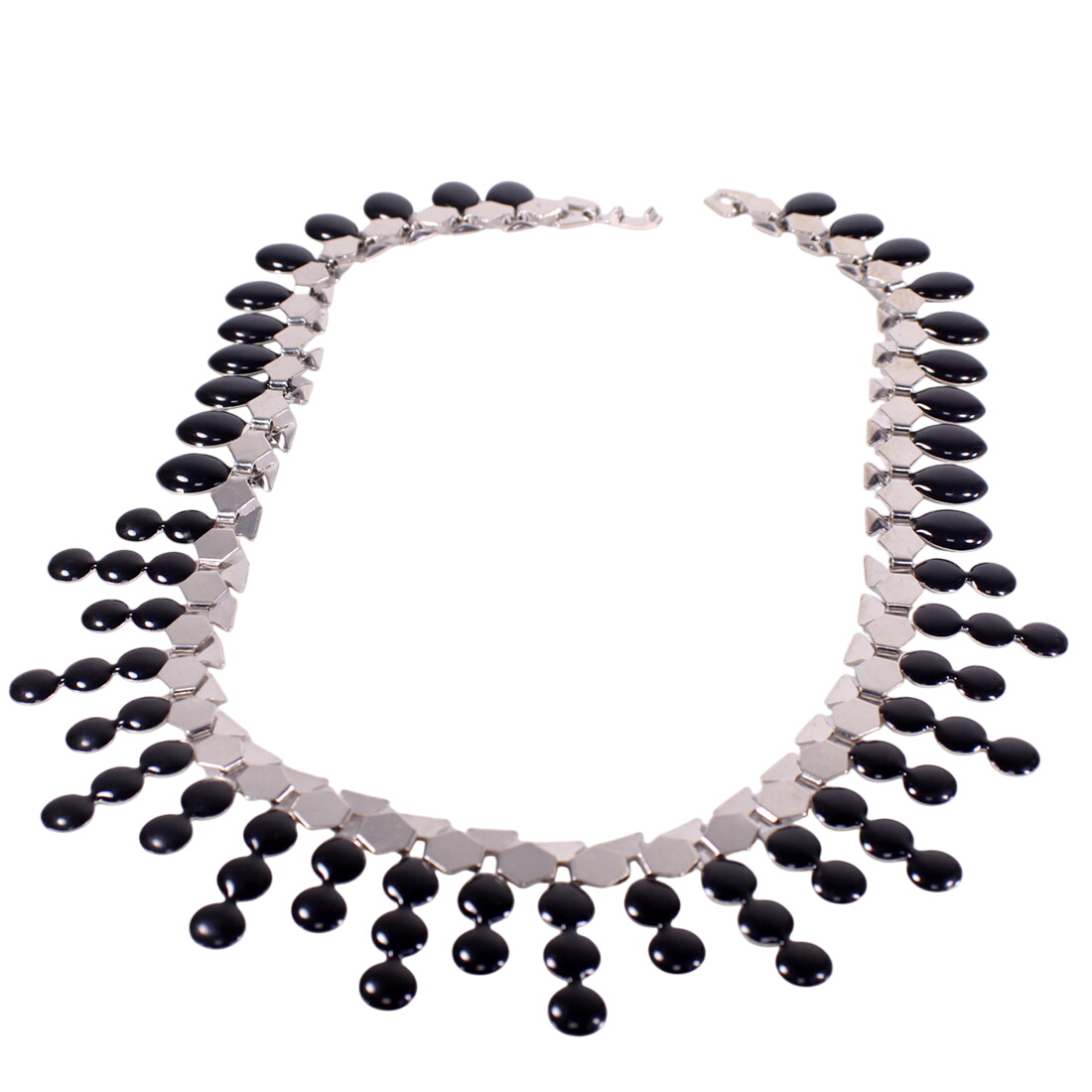 Acheter Collier graphique couleur noire et acier + boucles d'oreille Bon état - 12,00 € Collier graphique couleur noire et acier + boucles d'oreille Bon état - reconditionné disponible sur Label Emmaüs
