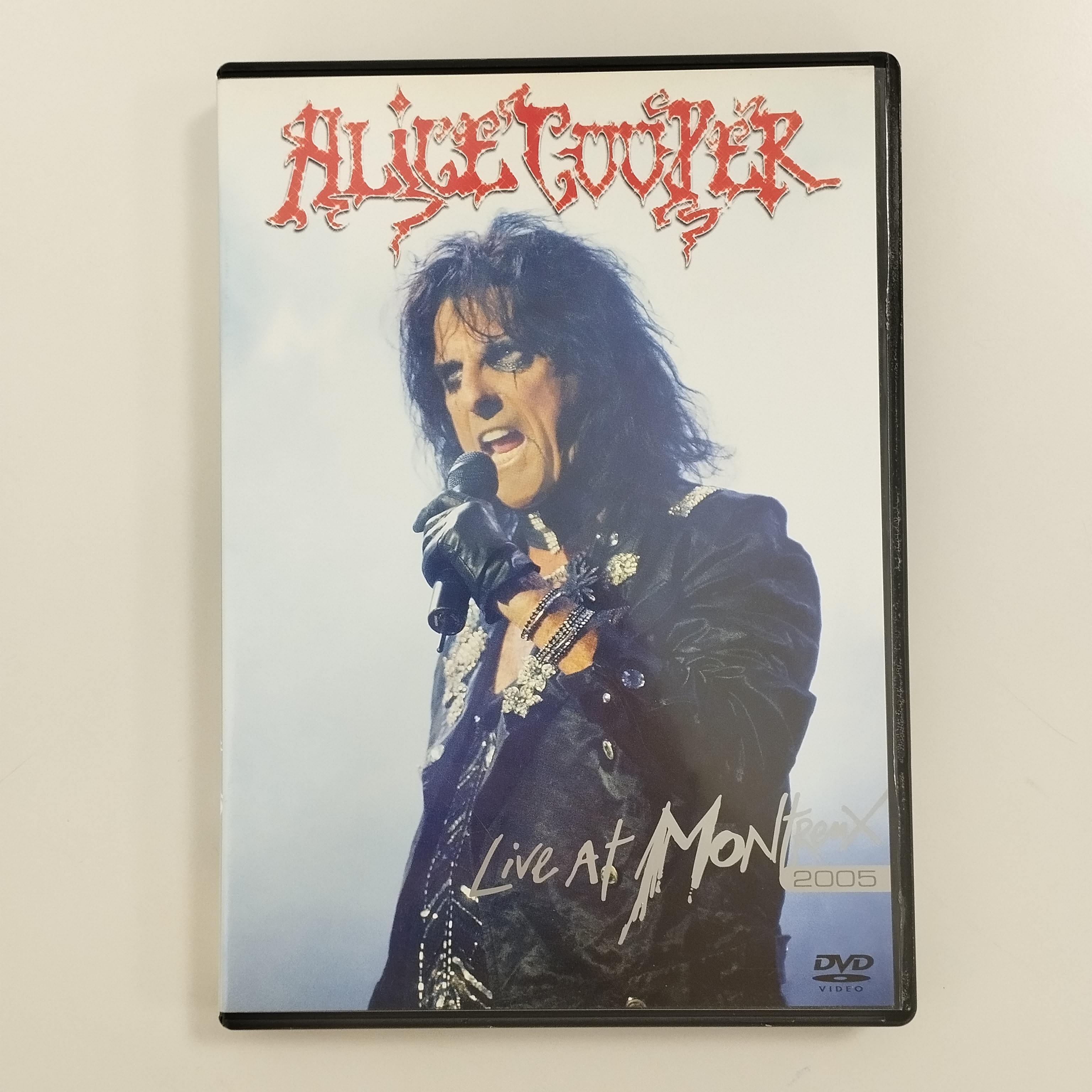 Voir photo 5 de Lot de 2 DVD musicaux hard rock : Alice Cooper Trashes the World / Alice Cooper Live at Montreux Lot de 2 DVD musicaux hard rock : Alice Cooper Trashes the World / Alice Cooper Live at Montreux Comme neuf - Vue 5 -