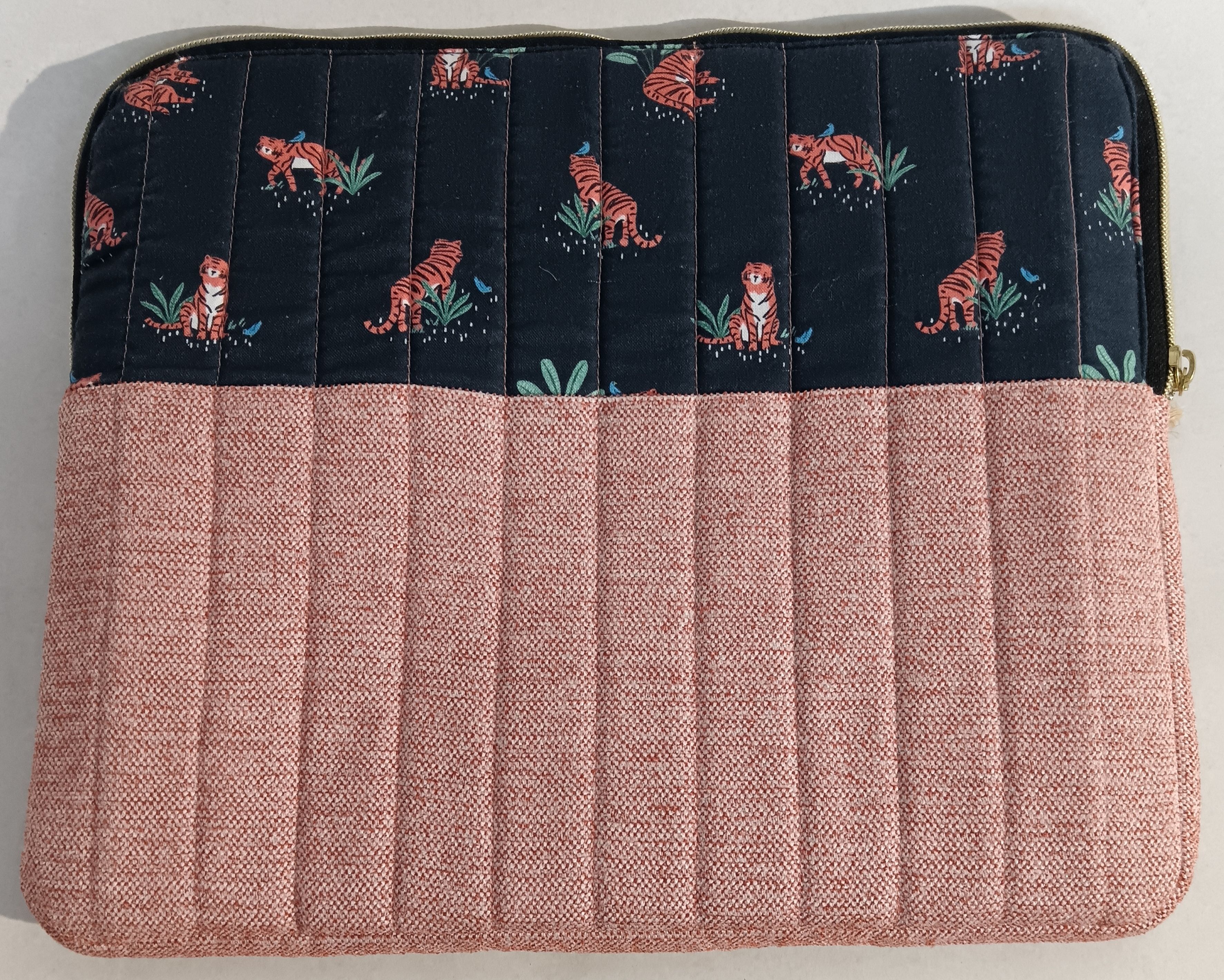 Voir photo 2 de Housse pour tablette faite main par l'Atelier 27 Housse pour tablette faite main par l'Atelier 27 - Vue 2 -