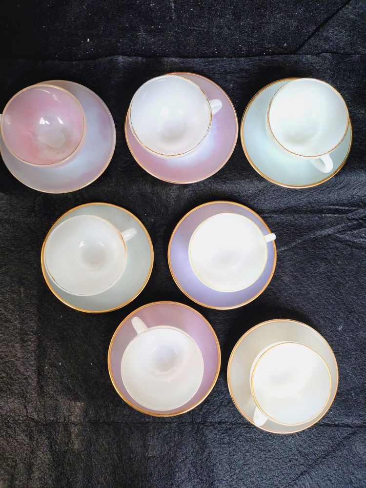 Lot de 7 tasses pastel en opaline ARCOPAL et 19 petites sous-assiettes- style vintage. - Photo 2