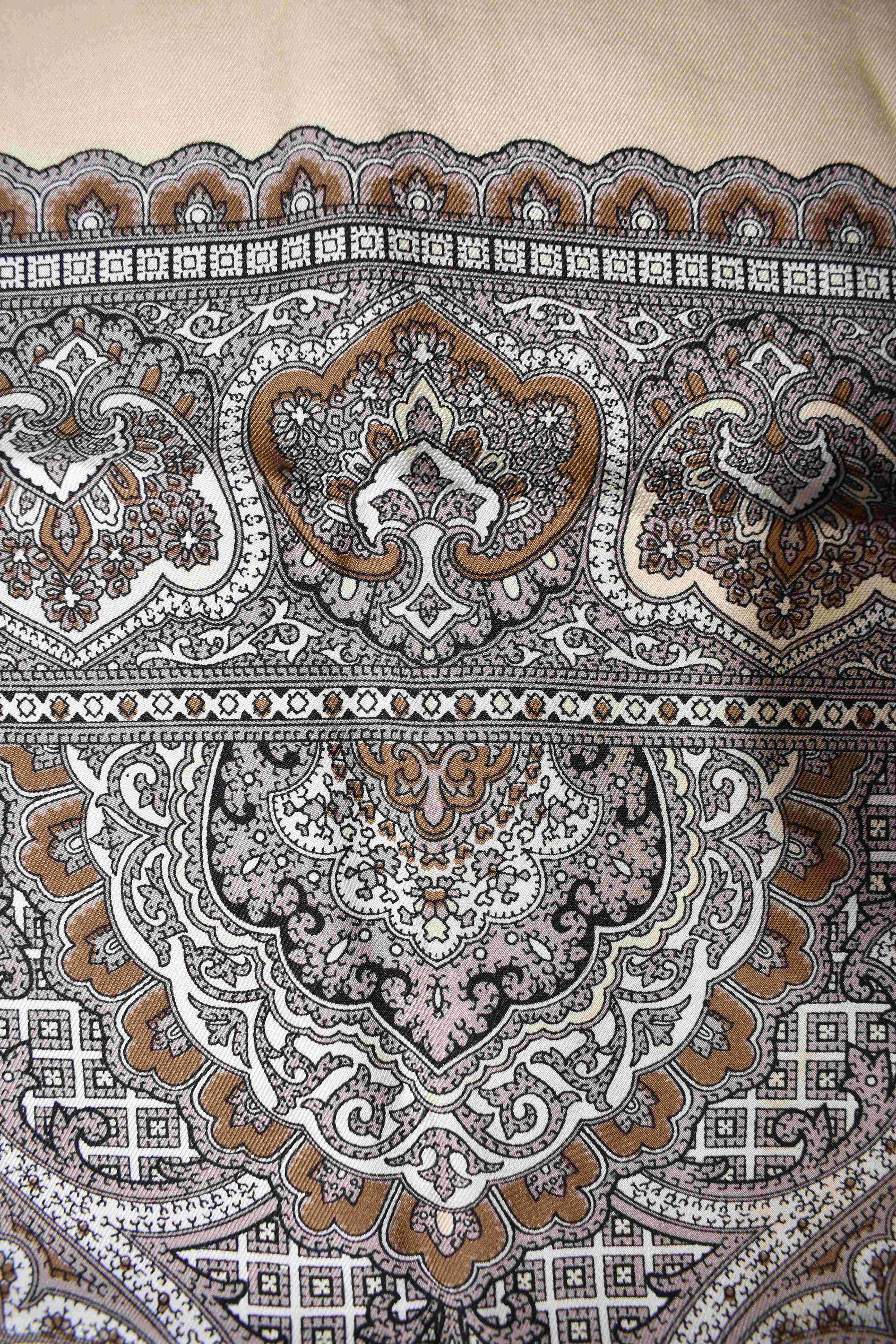 Echarpe en soie tons de beige et marron, longueur 125 et largeur 70 cm.  - Vue 13 - 