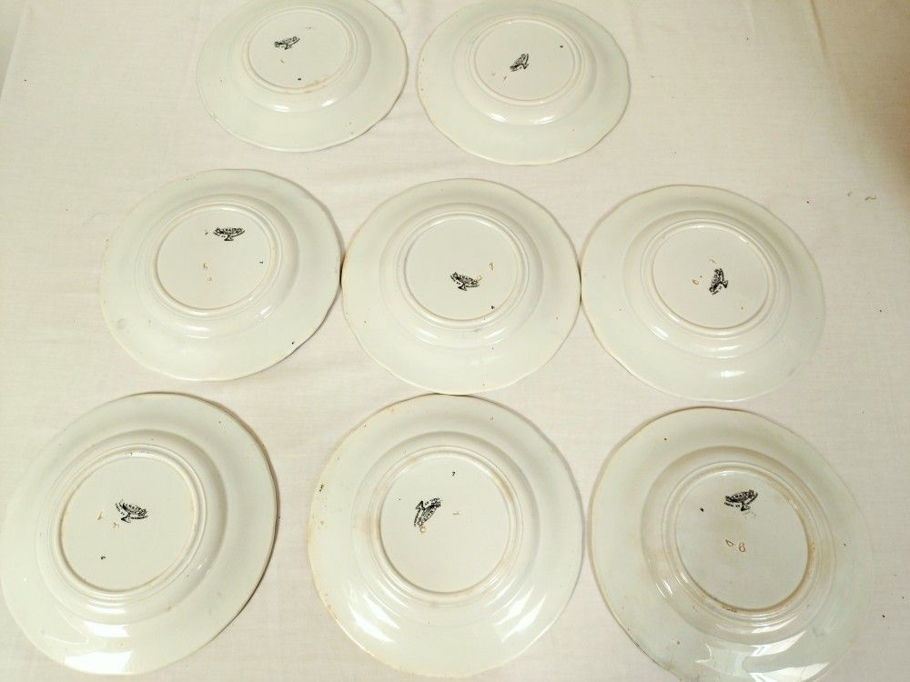 Voir photo 12 de 8 assiettes anciennes, à dessert, des Pèlerinages " Creil et Montereau", en faïence. 8 assiettes anciennes, à dessert, des Pèlerinages " Creil et Montereau", en faïence. Bon état - Vue 12 -