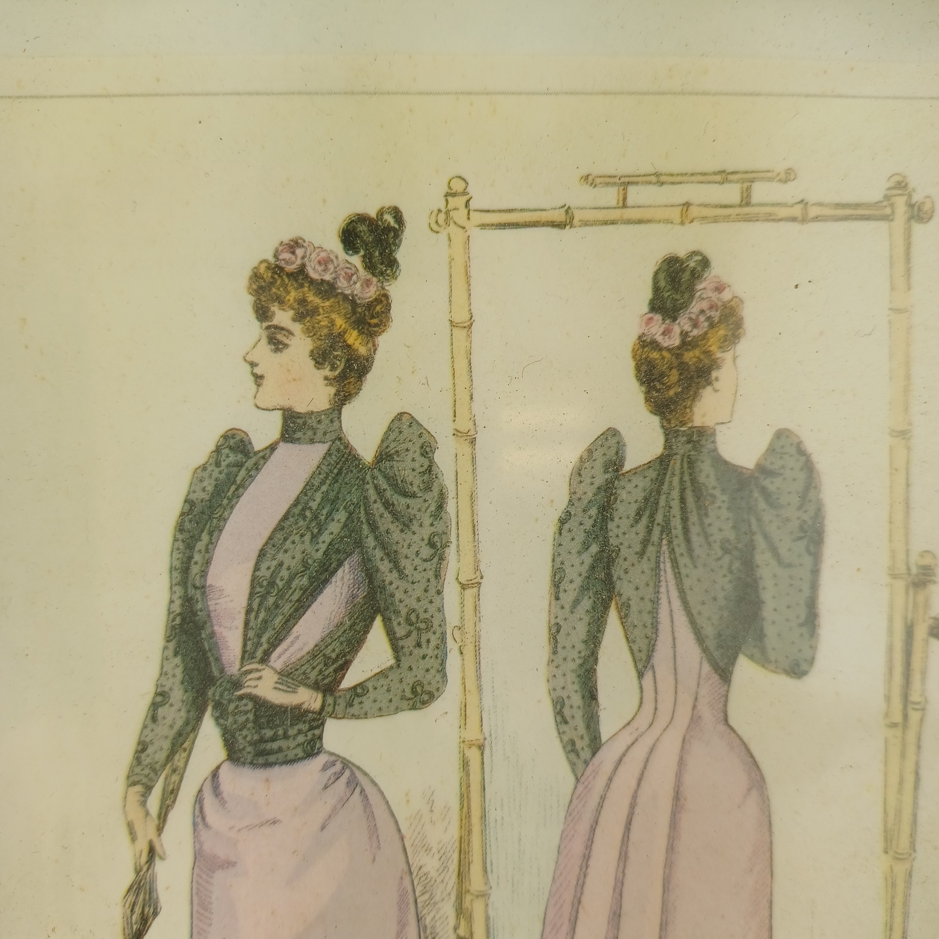 Cadre d'une jeune femme en rose rose devant un miroir en bambou - Photo 1