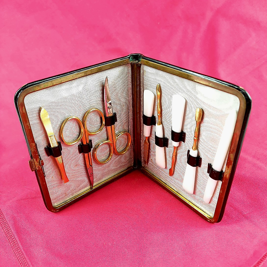 Acheter Nécessaire à ongles vintage dans étui cuir noir Très bon état - 35,00 € Nécessaire à ongles vintage dans étui cuir noir Très bon état - reconditionné disponible sur Label Emmaüs