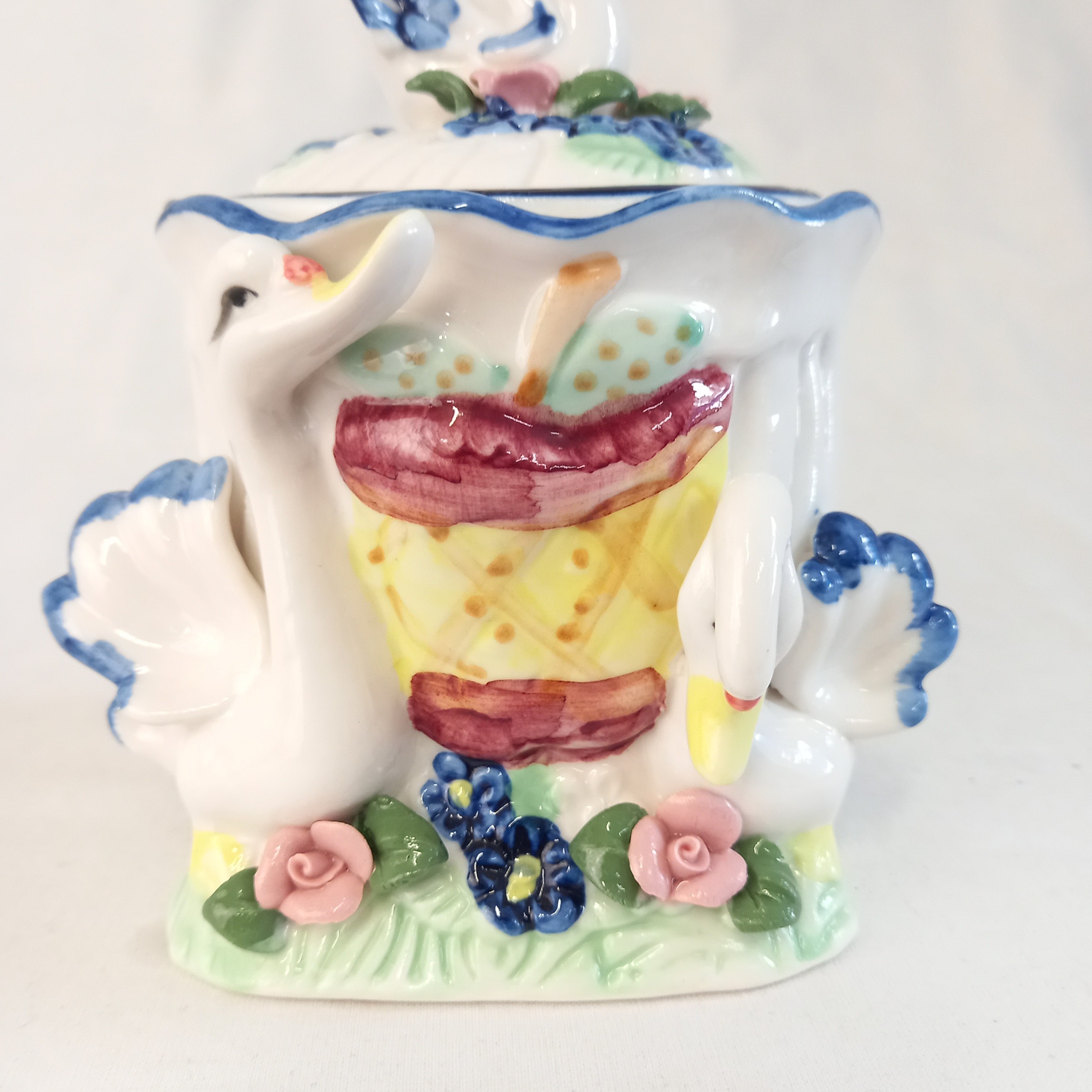 Petite bonbonnière en porcelaine décorée de cygnes et de fleurs en faux biscuit. Très bon état - Vue 3 - 