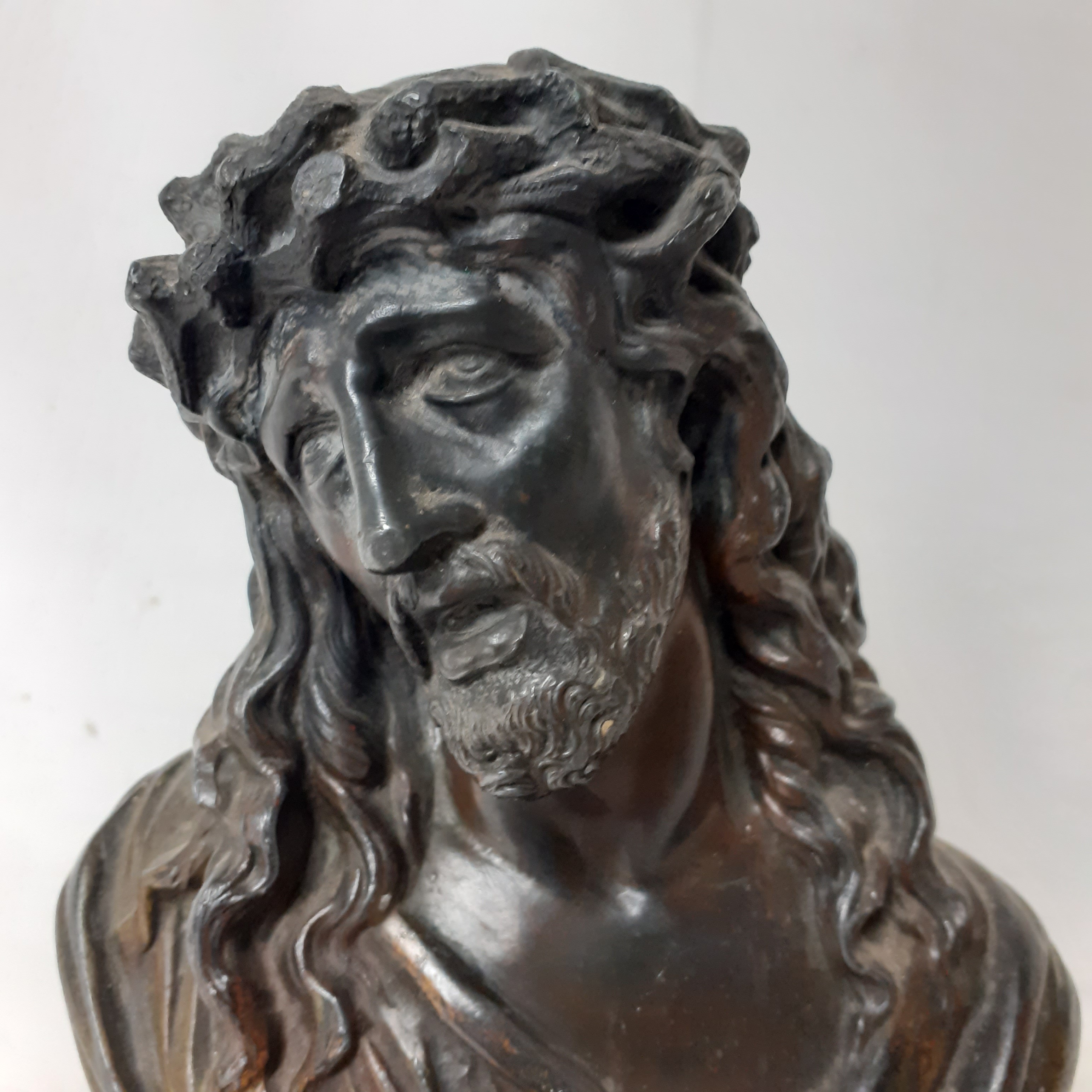 Statuette en buste du Christ en régule.  - Vue 2 - 