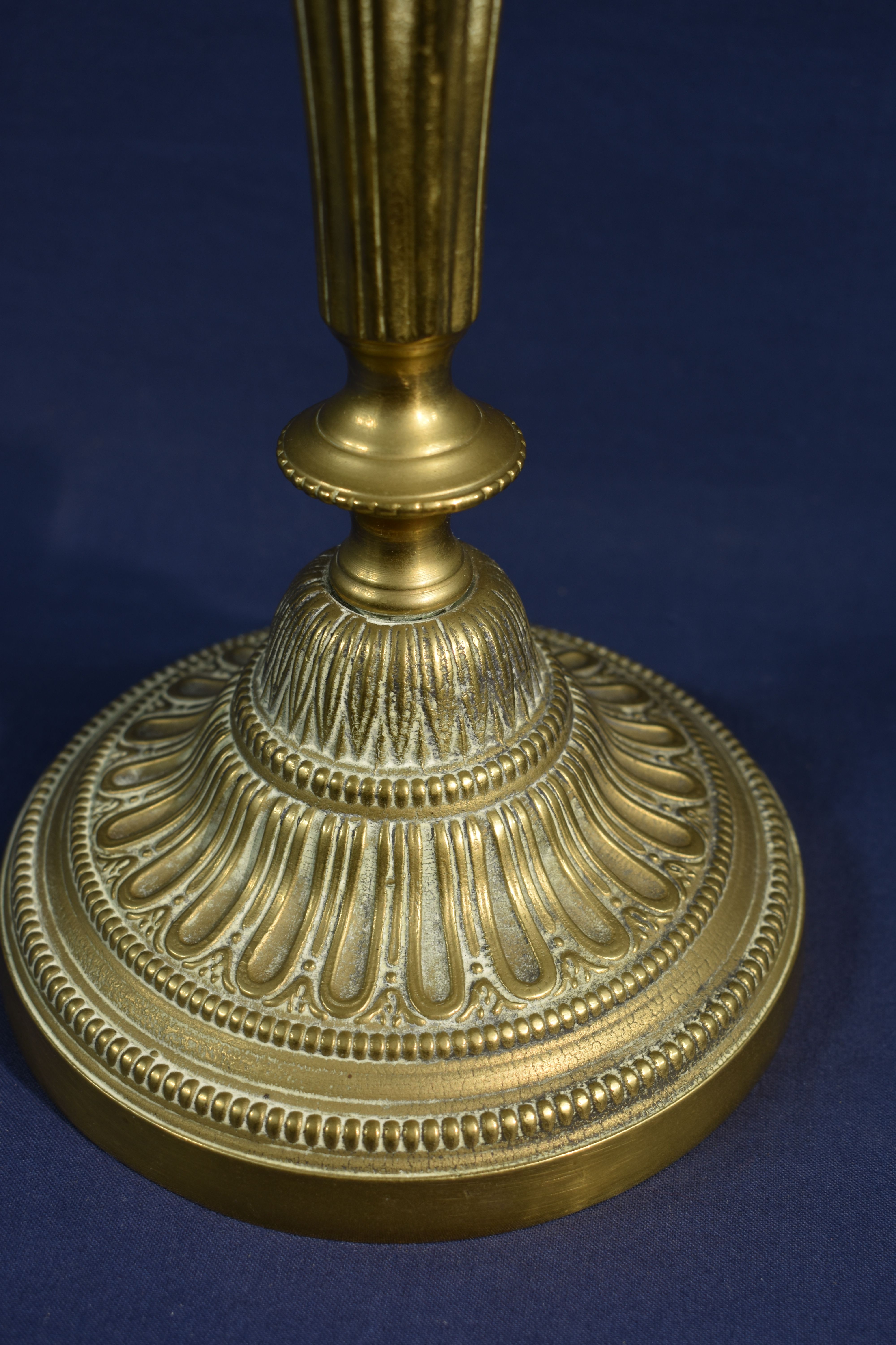 Grand bougeoir en bronze fin XIX é, équipé pour être électrifié, hauteur 28.5 et diamètre 13.5 cm. - Photo 3