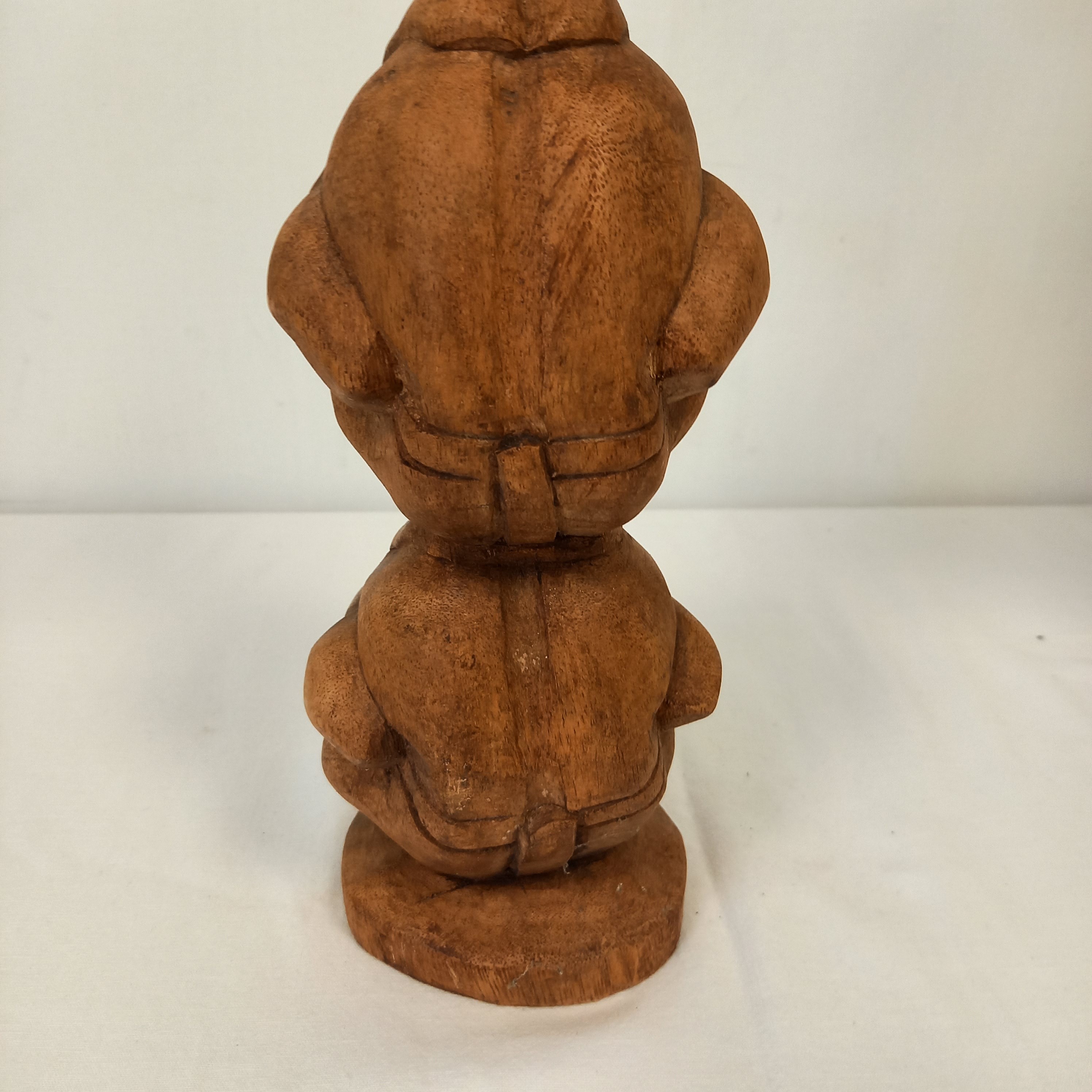 Sculpture totem en bois sculpté à la main 3 hommes accroupis les uns sur les autres - Photo 2