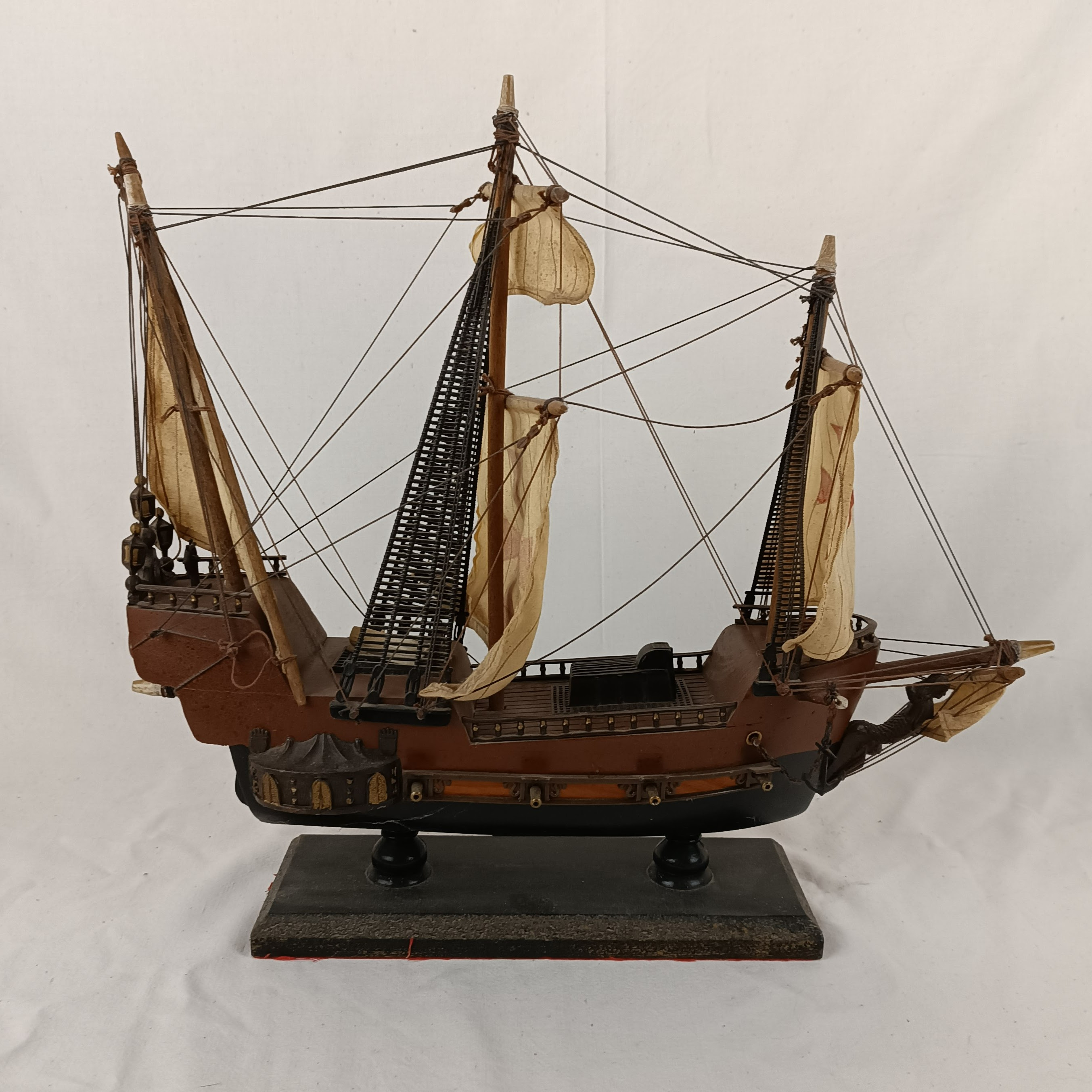 Maquette de bateau en bois, Caravelle espagnole du 15ème siècle, fabriquée en Espagne État correct - Vue 2 - 
