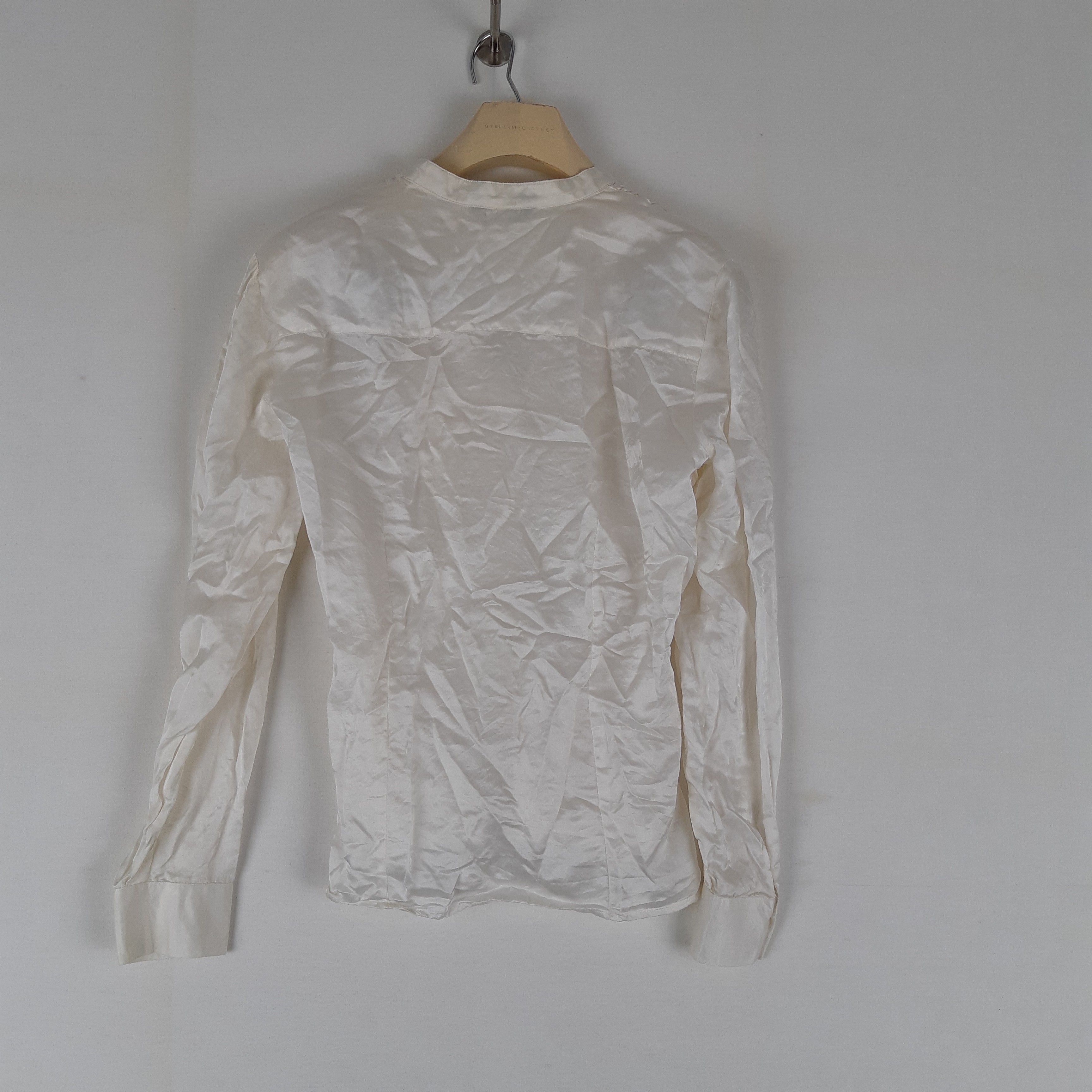 Voir photo 6 de Caroll - Blouse ivoire satinée soie avec dentelle - Taille 46 mesures Carrure= 43 cm Poitrine= 47 cm Longueur= 61 cm Caroll - Blouse ivoire satinée soie avec dentelle - Taille 46 mesures Carrure= 43 cm Poitrine= 47 cm Longueur= 61 cm Très bon état - Vue 6 -