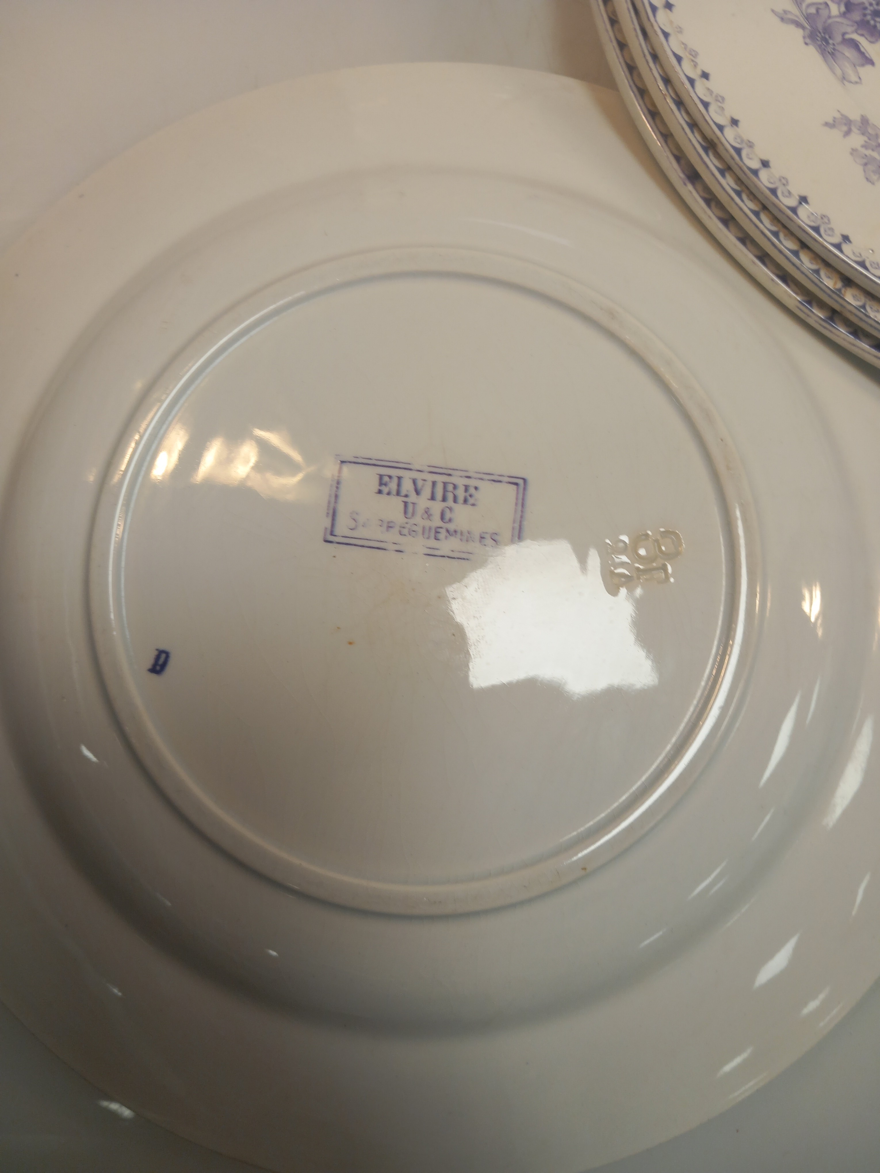Lot de 22 assiettes en terre de fer, motif floral 