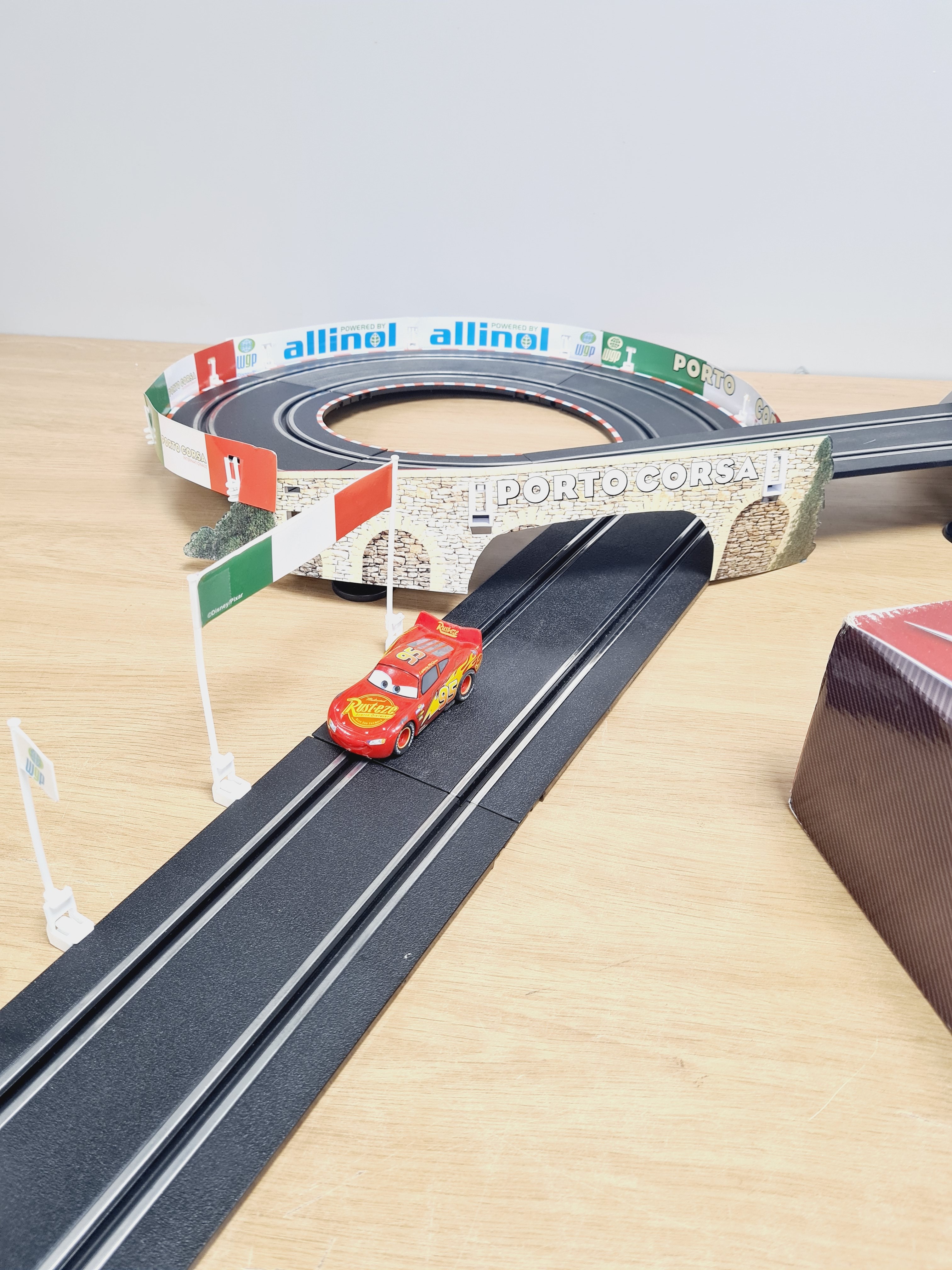 Circuit Carrera Go Cars réf 62238 - Disney Pixar - Porto Corsa Racing - 1/43- 6 ans + Bon état - Vue 2 - 