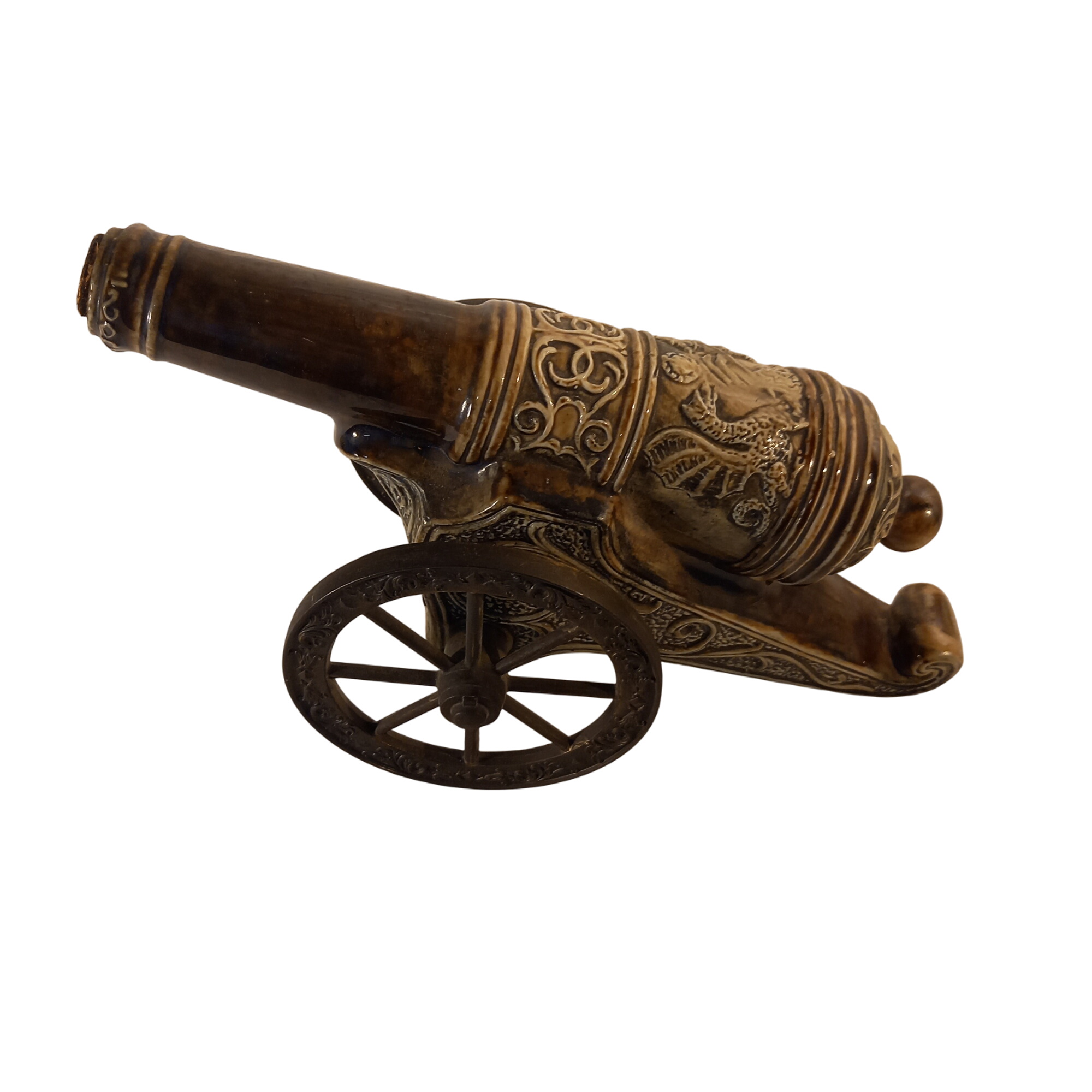Acheter Bouteille d'alcool en céramique majolique canon avec roues en métal collection vintage - 50,00 € Bouteille d'alcool en céramique majolique canon avec roues en métal collection vintage - reconditionné disponible sur Label Emmaüs