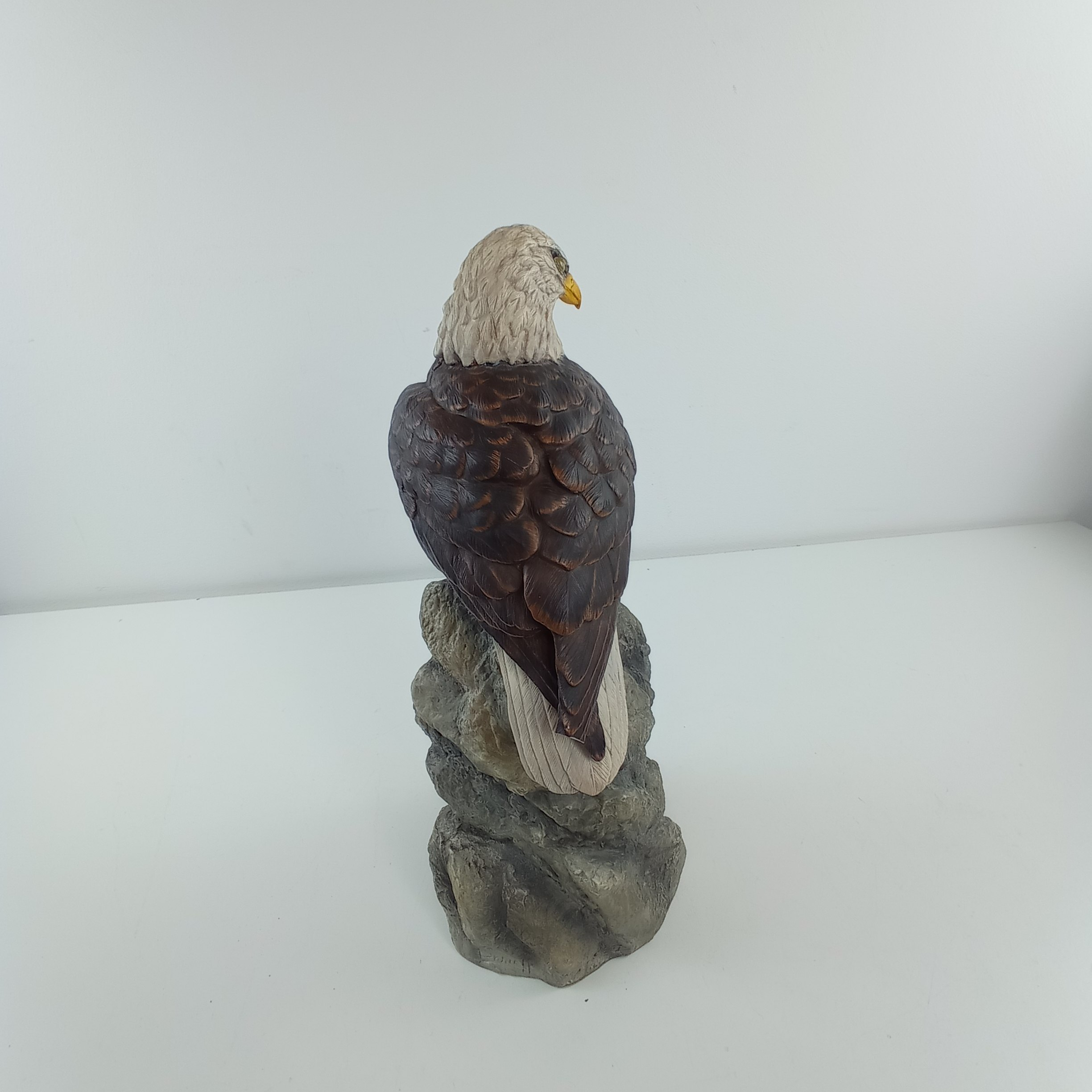 Statue de pygare perché sur rocher, signée Paul Brunelle  - Vue 3 - 