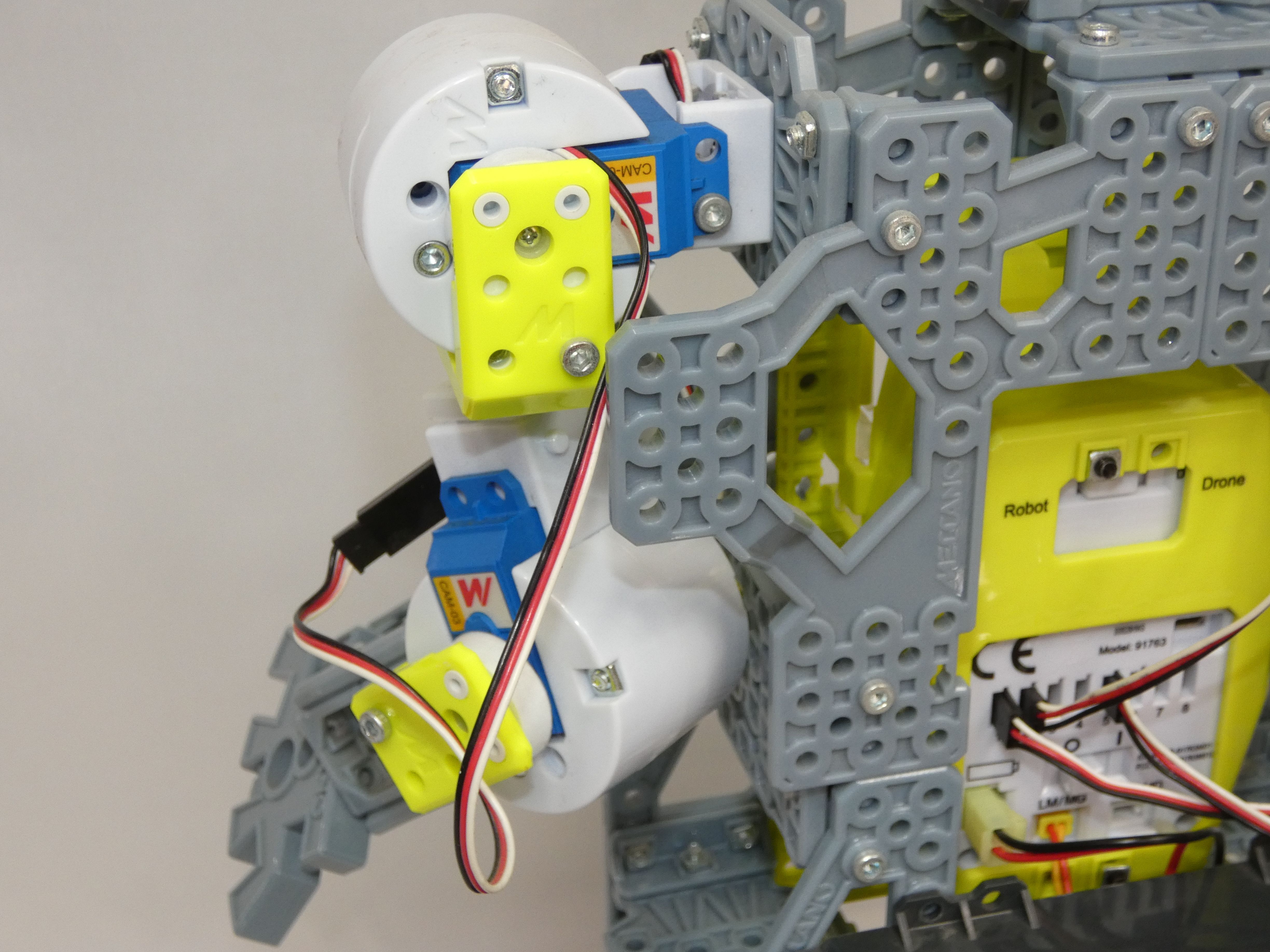 Voir photo 10 de Robot interactif Meccanoid G15 de chez MECCANO TECH Robot interactif Meccanoid G15 de chez MECCANO TECH Bon état - Vue 10 -