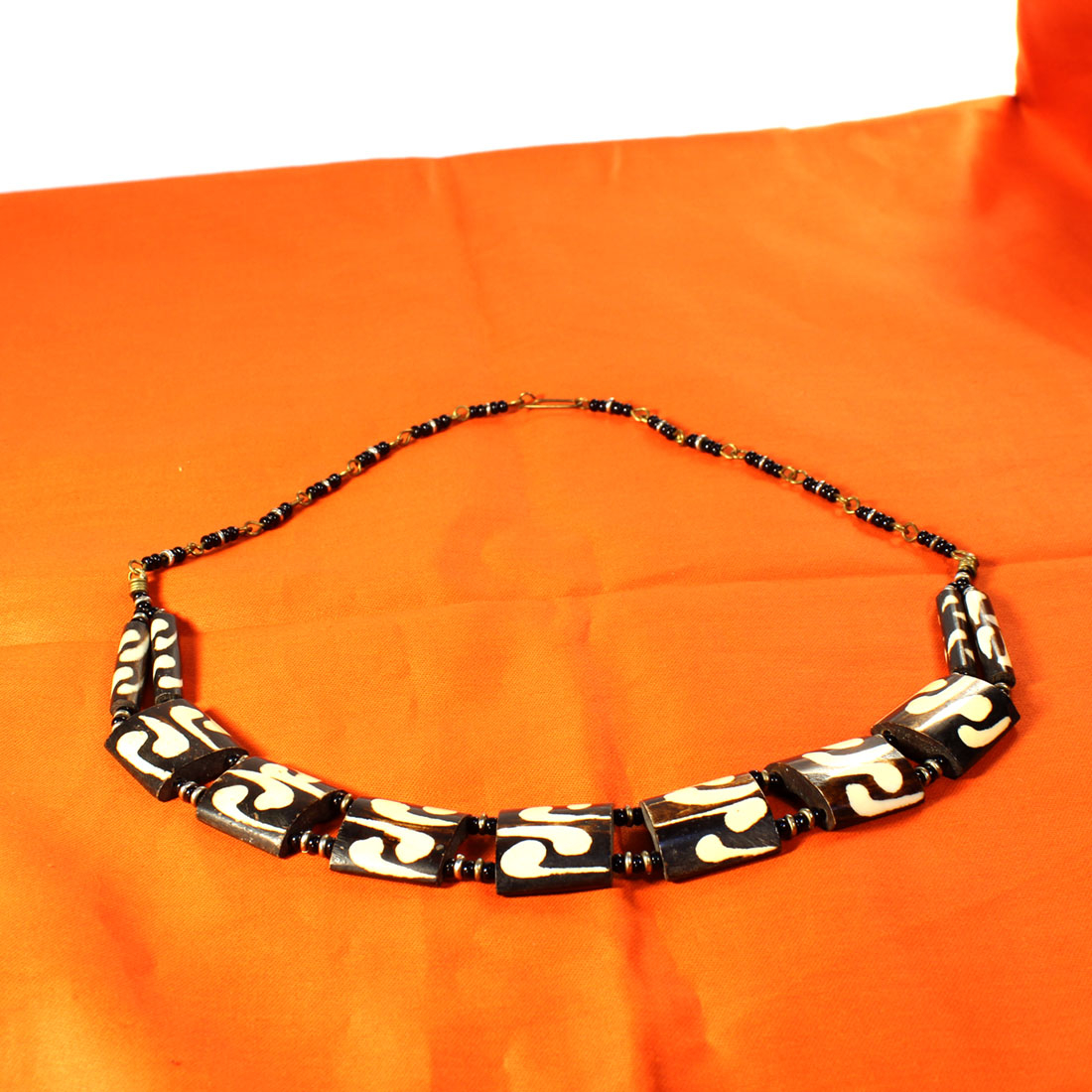 Voir photo 2 de Collier en os batik Collier en os batik Très bon état - Vue 2 -