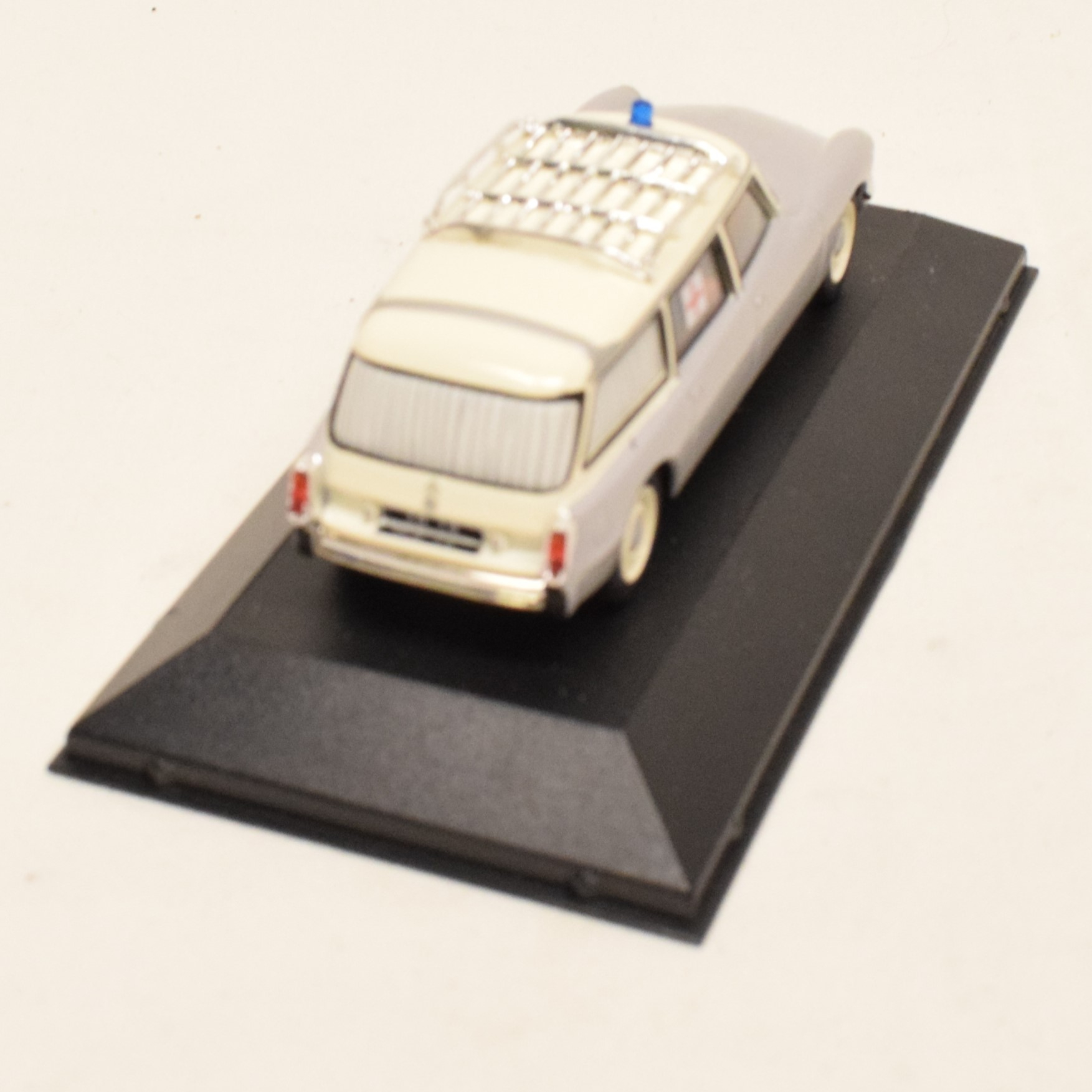 Voir photo 3 de Citroën ID 19 ambulance au 1:43 Ambulance collection édition ATLAS Citroën ID 19 ambulance au 1:43 Ambulance collection édition ATLAS - Vue 3 -