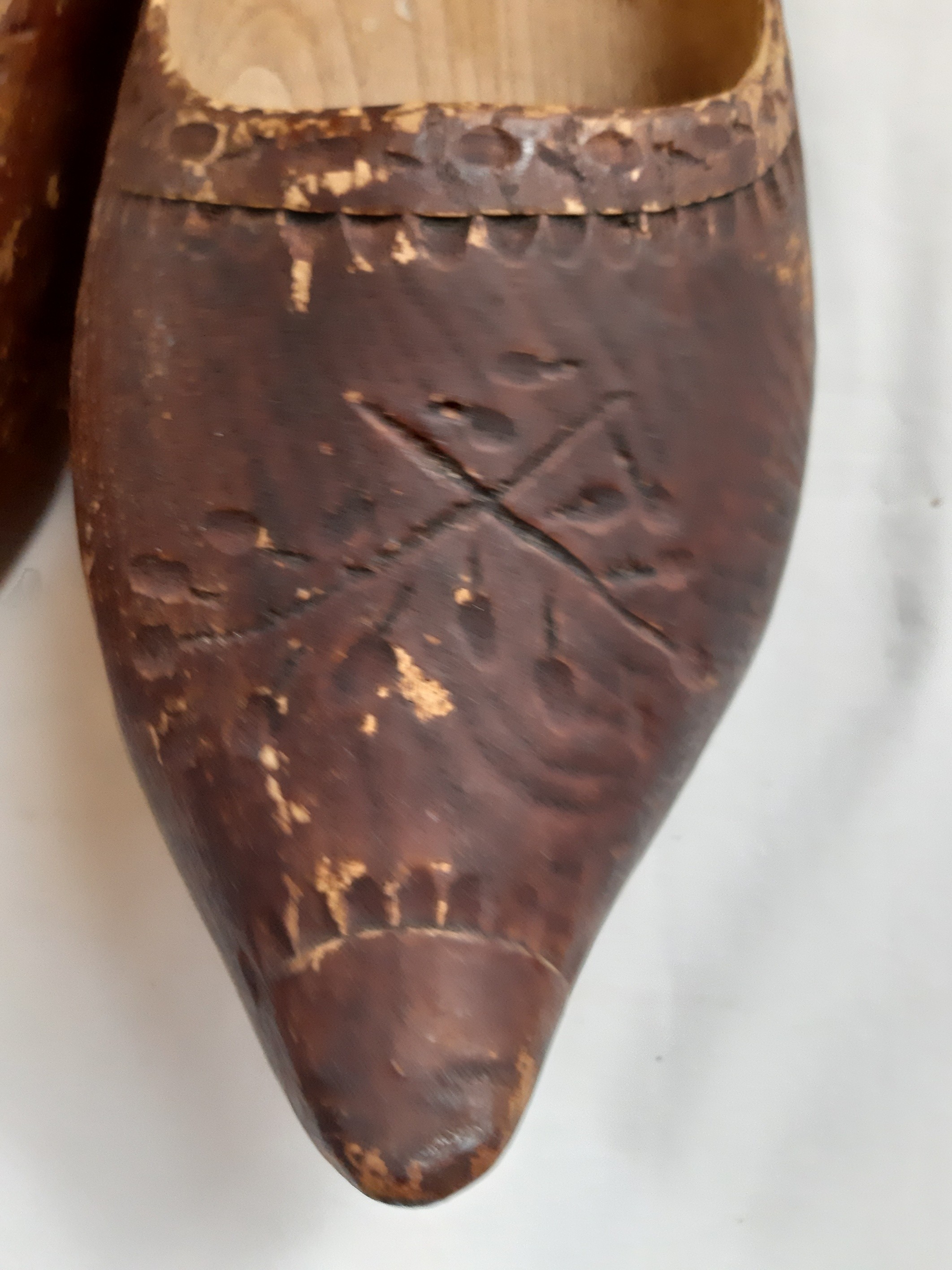 Ancienne Paire de Sabots sculptés mains, art populaire  - Vue 4 - 