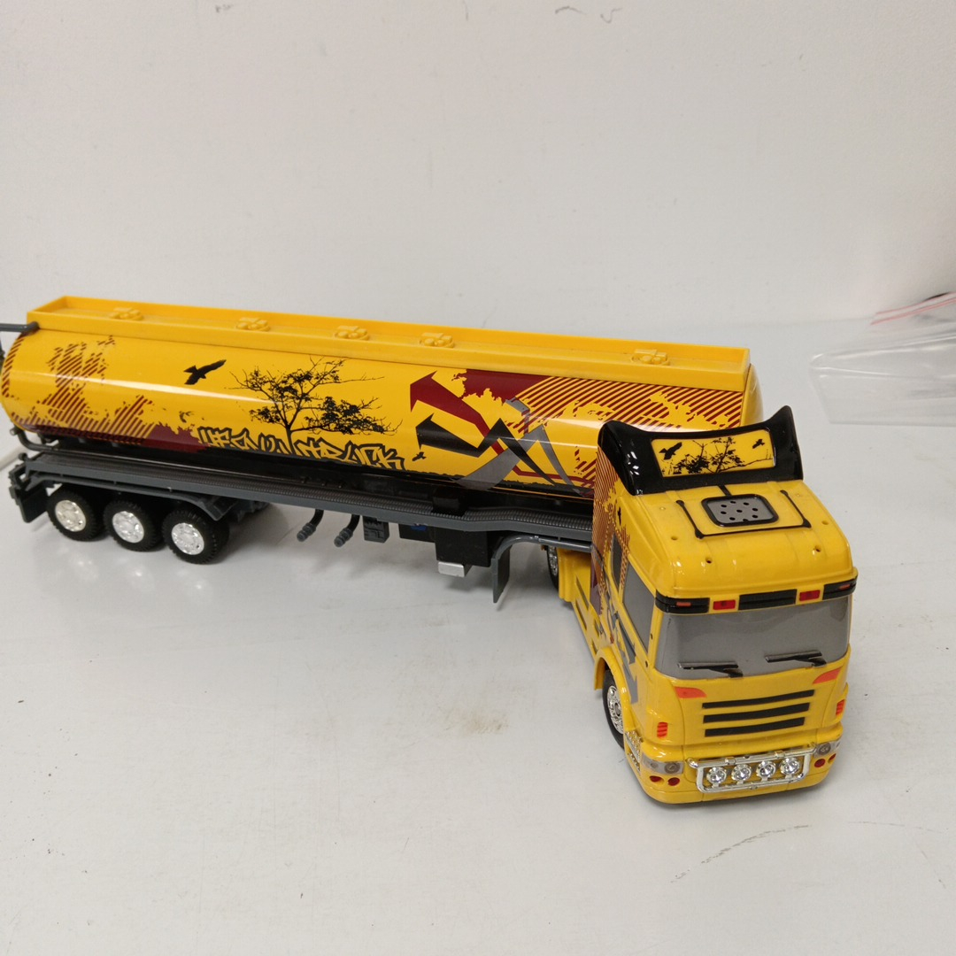 Voir photo 2 de Camion citerne en plastique L 46 cm Camion citerne en plastique L 46 cm Bon état - Vue 2 -