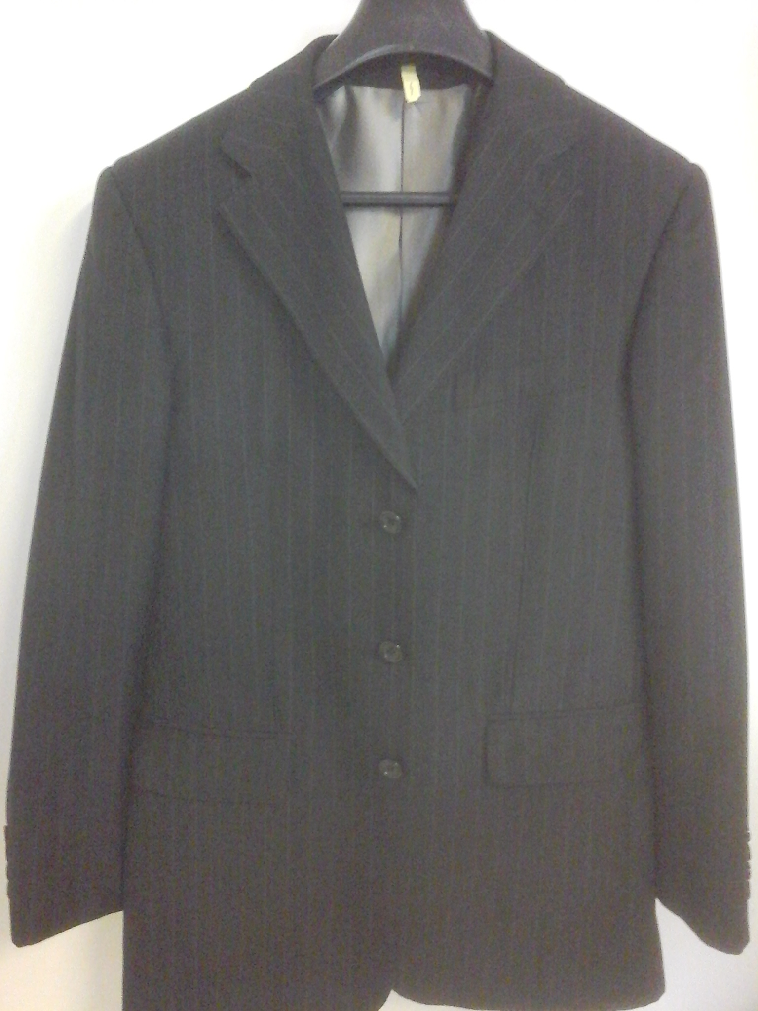 Voir photo 2 de Costume noir homme(veste+pantalon) ,Mac Douglas collection super 100's. Matière 59 % Laine,40 % Polyester,1% Elasthanne,Doublure 100% viscose,Etat neuf Costume noir homme(veste+pantalon) ,Mac Douglas collection super 100's. Matière 59 % Laine,40 % Polyester,1% Elasthanne,Doublure 100% viscose,Etat neuf Très bon état - Vue 2 -