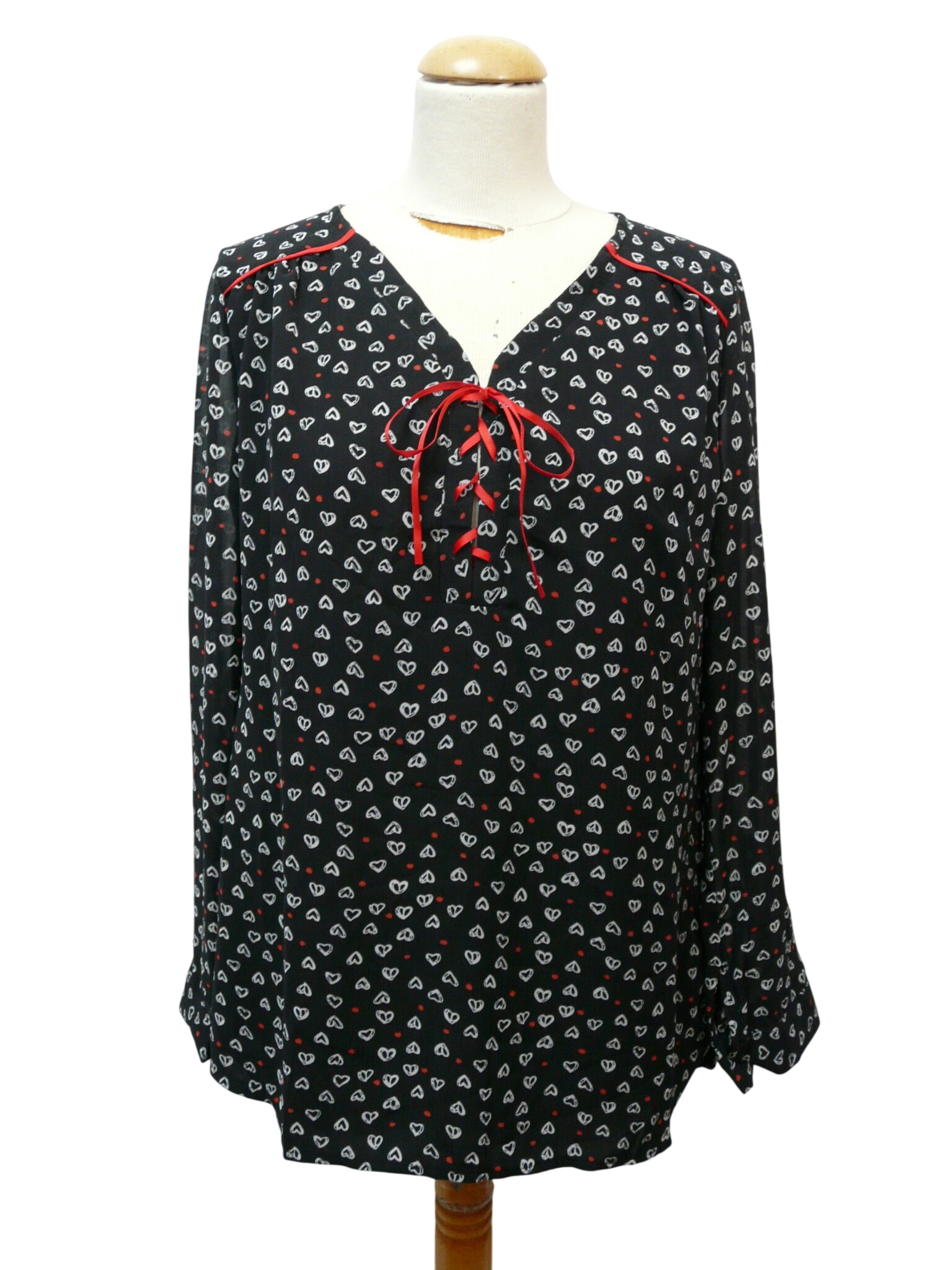 Acheter HF51 - Blouse à motifs "cœurs" - L33 - Taille 5 (2XL) Comme neuf - 12,00 € HF51 - Blouse à motifs "cœurs" - L33 - Taille 5 (2XL) Comme neuf - reconditionné disponible sur Label Emmaüs