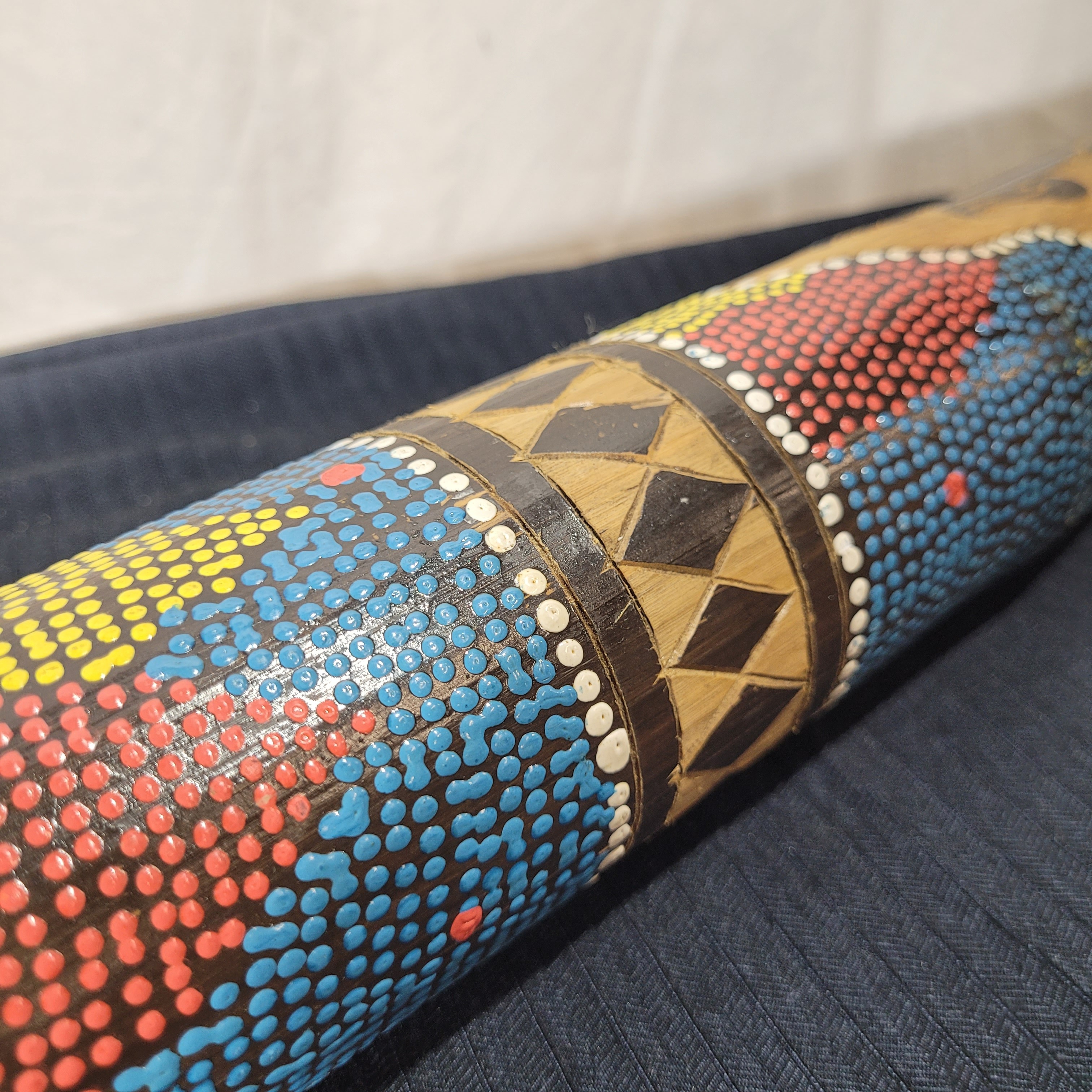 Grand didgeridoo aborigène en bois peint - 117 cm  - Vue 4 - 