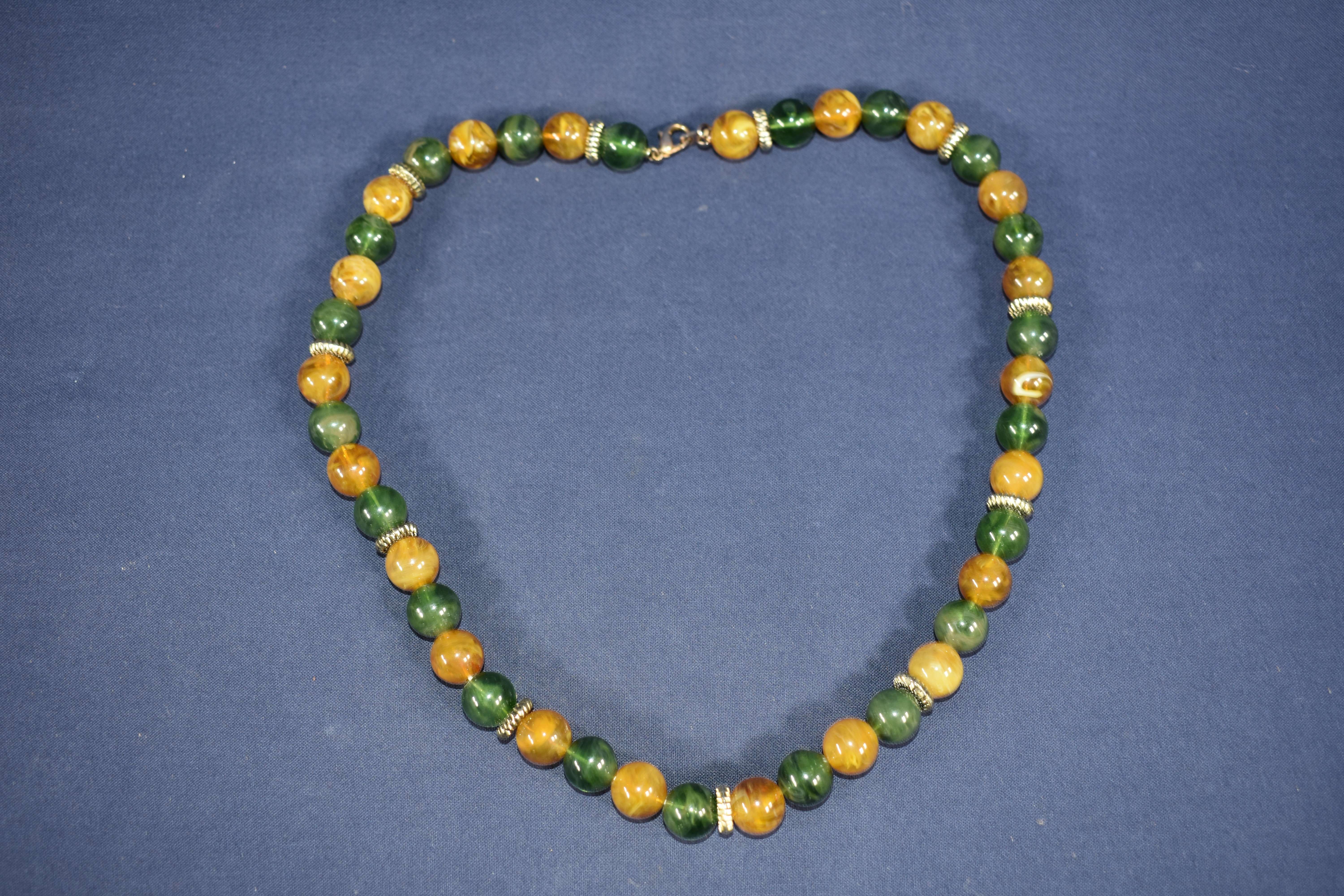 Voir photo 5 de 2 colliers fantaisie, 1 collier de perles, 1 collier d'ambre et 1 pendentif en porcelaine chinoise cerclé d'argent. 2 colliers fantaisie, 1 collier de perles, 1 collier d'ambre et 1 pendentif en porcelaine chinoise cerclé d'argent. Bon état - Vue 5 -