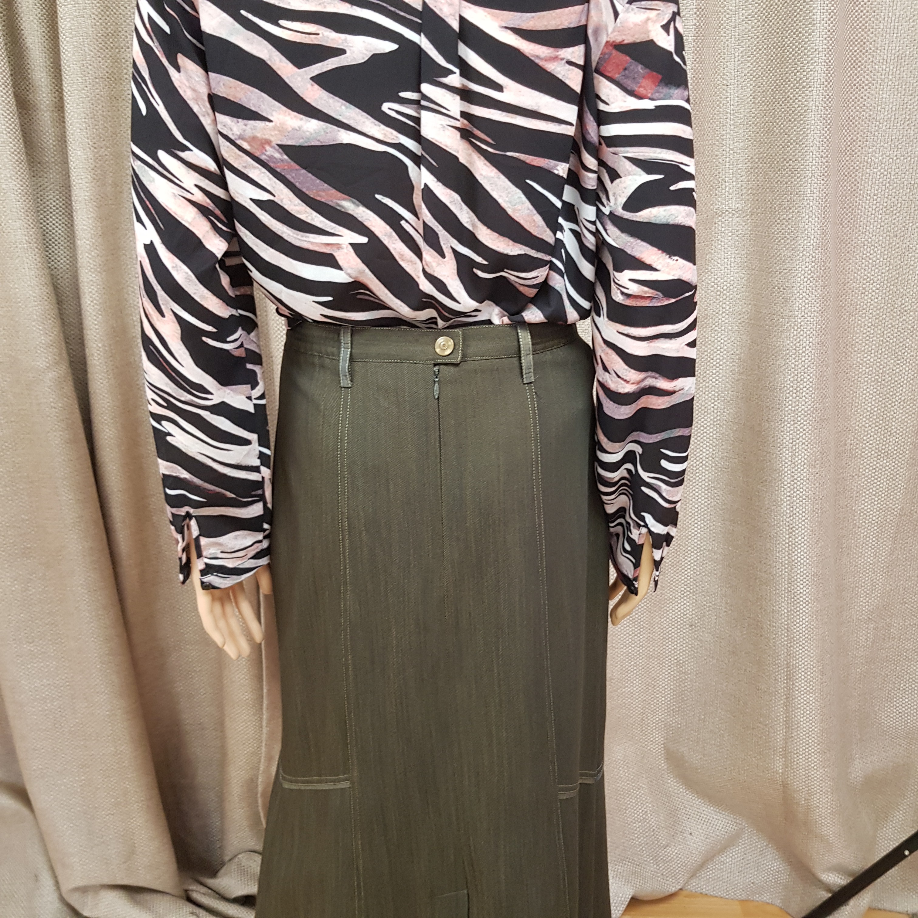 Jupe midi kaki- Un Jour Ailleurs- Taille 36 - Photo 3