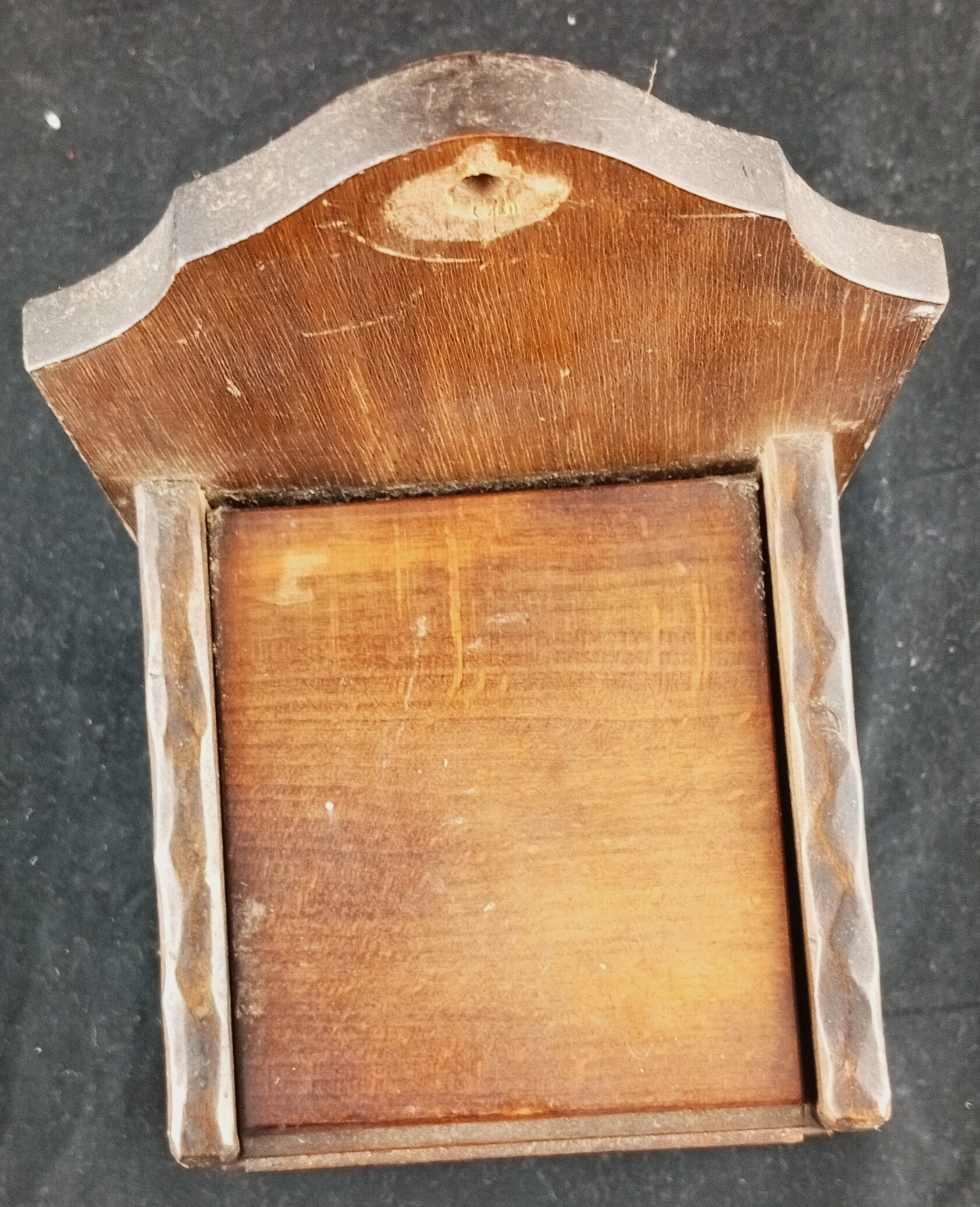 Jolie boite pour allumettes en bois avec son couvercle, celle-ci peut très bien s'accrocher au mur, gravé d'un épis de blé - Photo 4