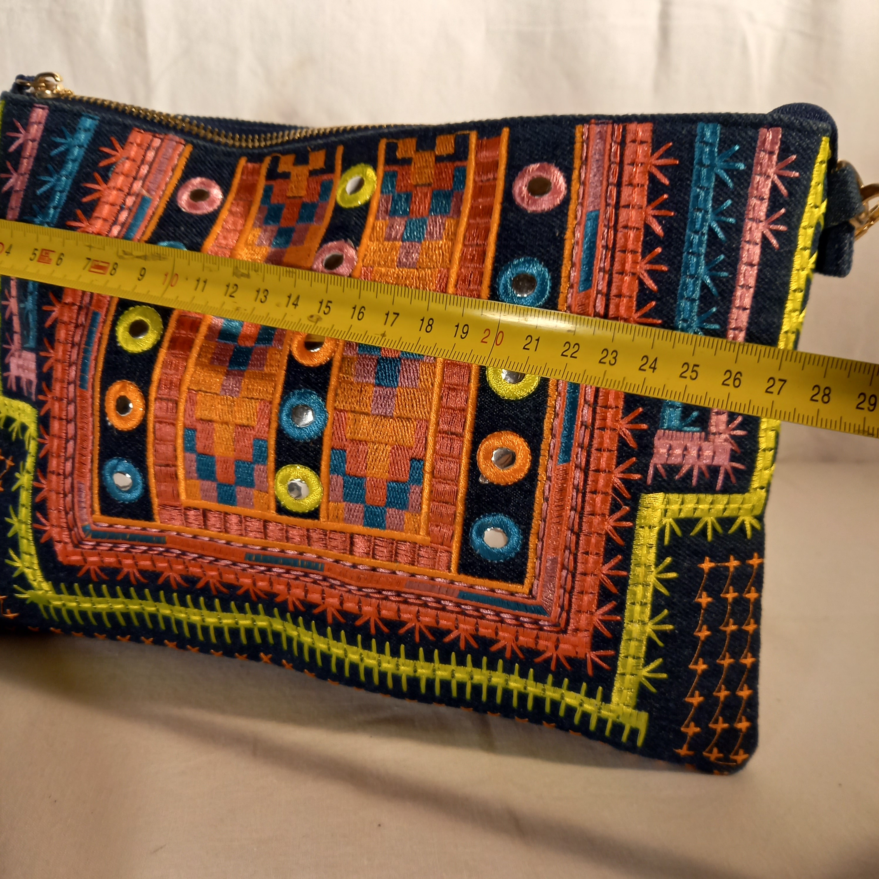 Sac tissu & broderies ethnique à franges et perles - Photo 2