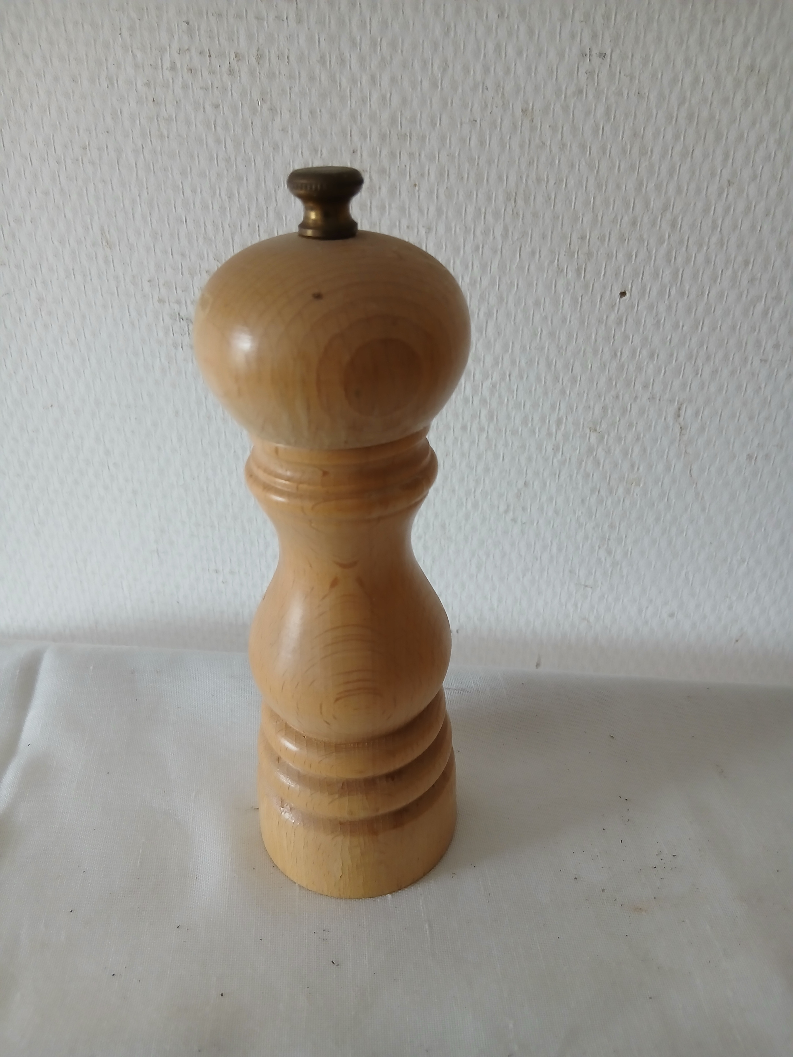 Lot de 3 moulins à poivre en bois dont un peugeot et un marlux. Bon état - Vue 2 - 
