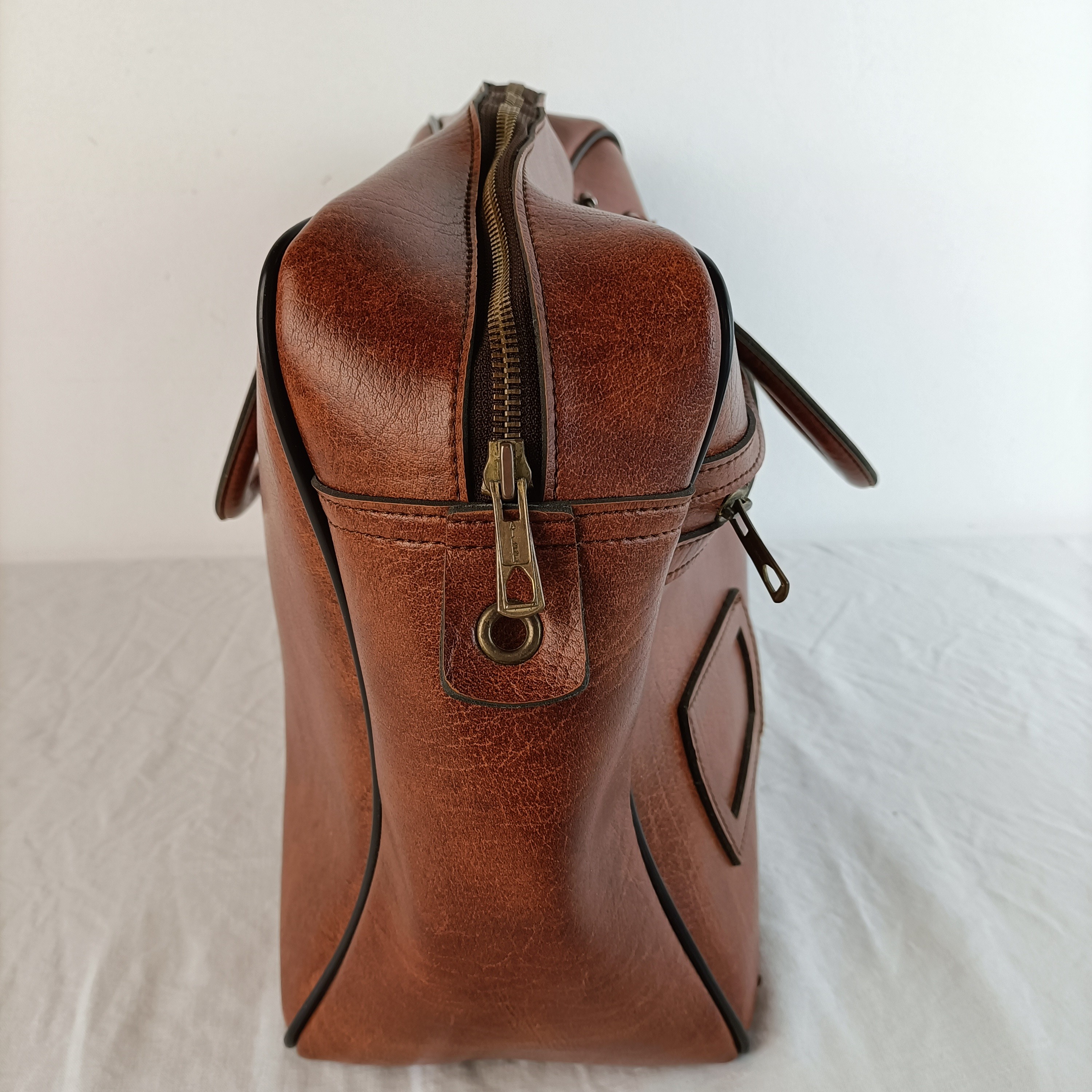 Sac de voyage Ailee en cuir italien vintage des années